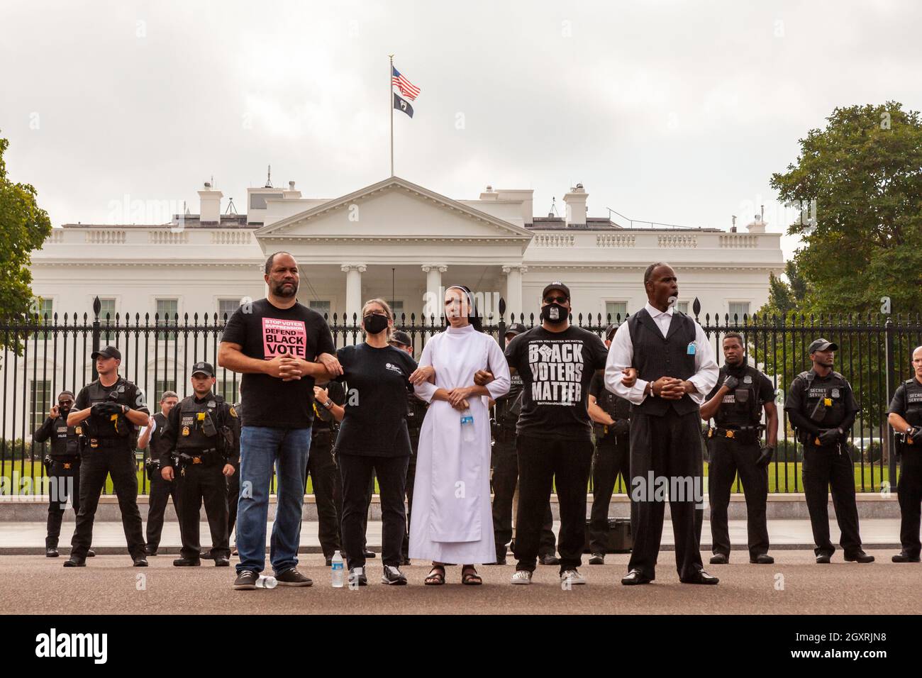 Washington, DC, USA, 5. Oktober 2021. Im Bild: Wahlrechtler warten auf die Verhaftung durch den US-Geheimdienst während einer zivilen Ungehorsamsaktion im Weißen Haus. Sie fordern, dass die Regierung Biden die Führung bei den Stimmrechten übernehmen muss und Druck auf den Kongress ausübt, eine Gesetzgebung zum Schutz des Wahlrechts zu verabschieden. Erste Reihe, von links nach rechts: Ben Jealous auf Menschen für den amerikanischen Weg, Noelle Damico von Workers Circle, Schwester Quincy Howard von Faithful Democracy, Cliff Albright von Black Voters Matter und Pastor Lewis Logan. Kredit: Allison Bailey / Alamy Live Nachrichten Stockfoto