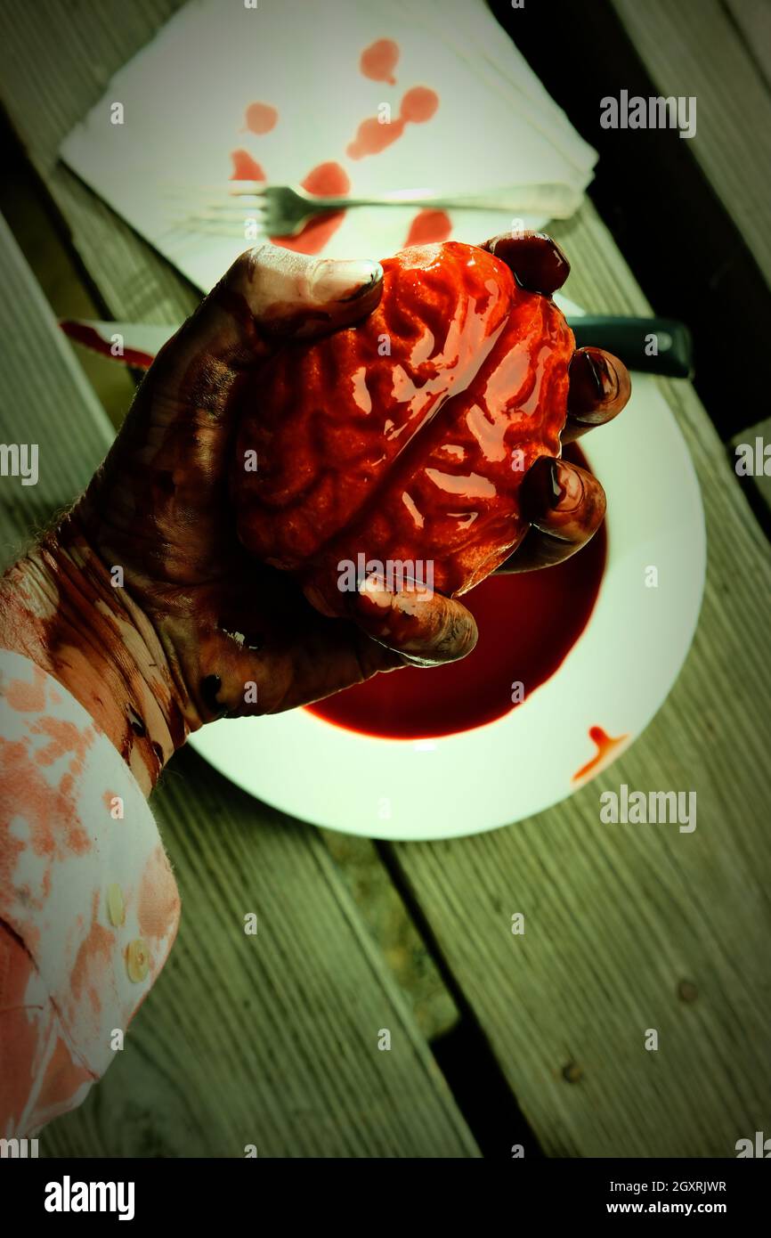Blutige Zombie-Hand, die nach frischen Gehirnen zum Abendessen greift Stockfoto