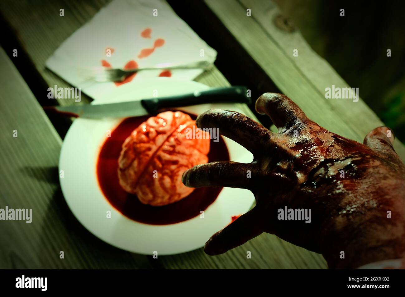 Blutige Zombie-Hand, die nach frischen Gehirnen zum Abendessen greift Stockfoto
