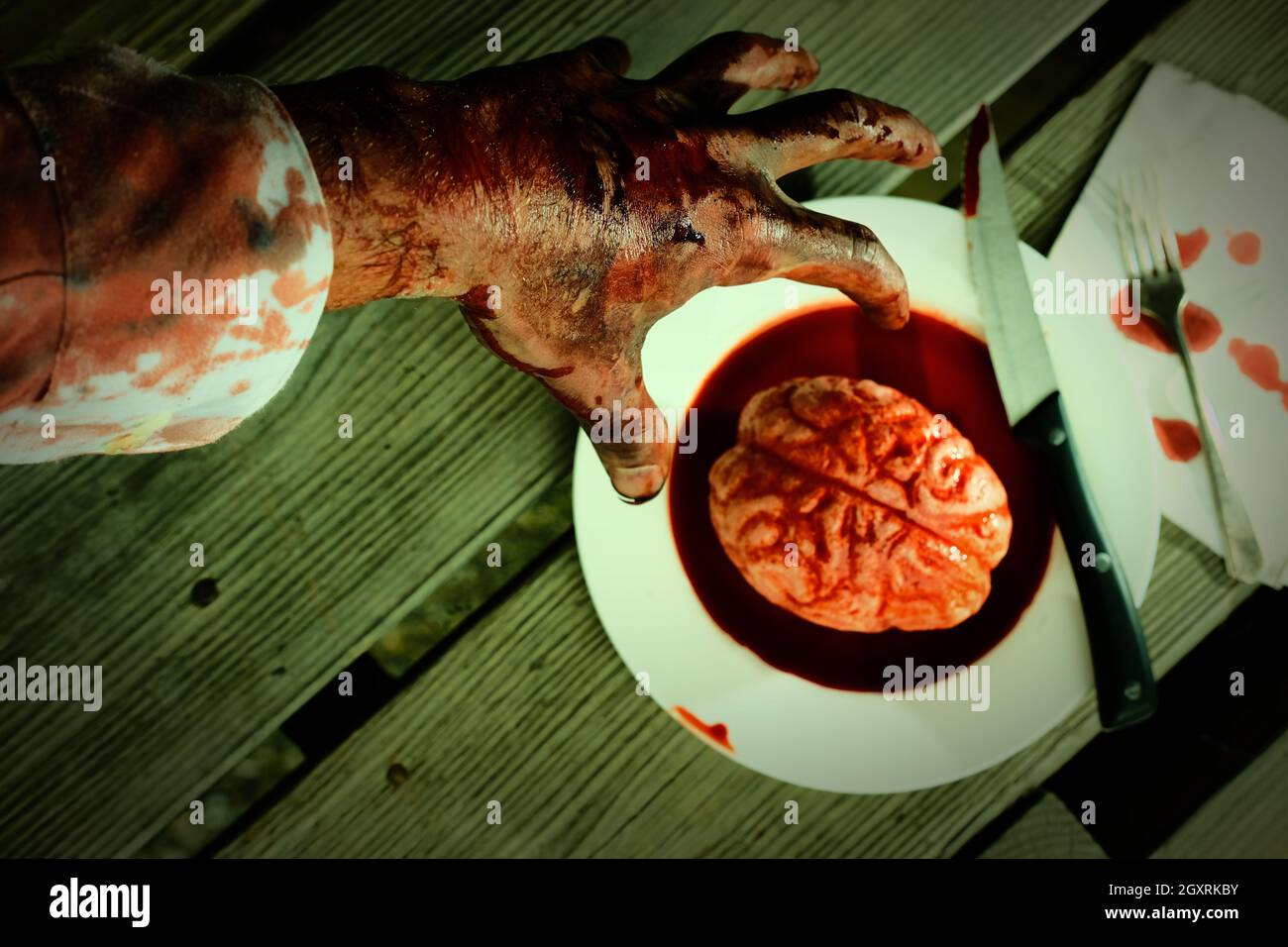 Blutige Zombie-Hand, die nach frischen Gehirnen zum Abendessen greift Stockfoto