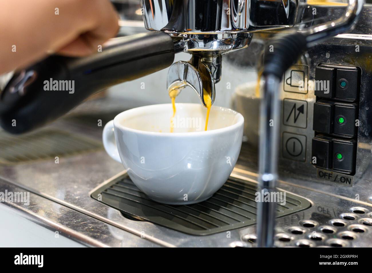 Bereitet Espresso in seinem Café zu; Nahaufnahme Stockfoto