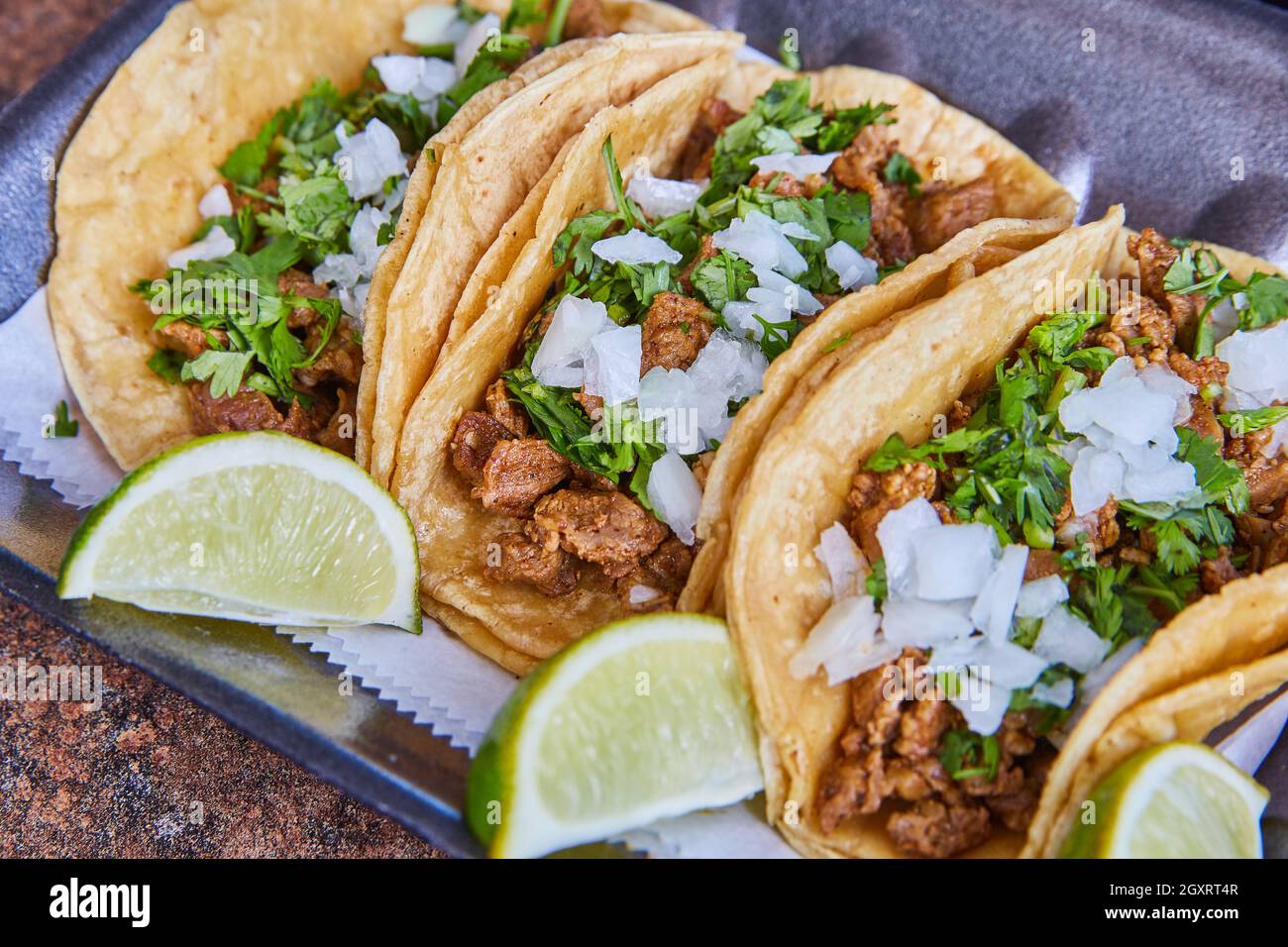 Drei authentische mexikanische Taco-Steaks mit Zwiebeln, Koriander und Limette Stockfoto