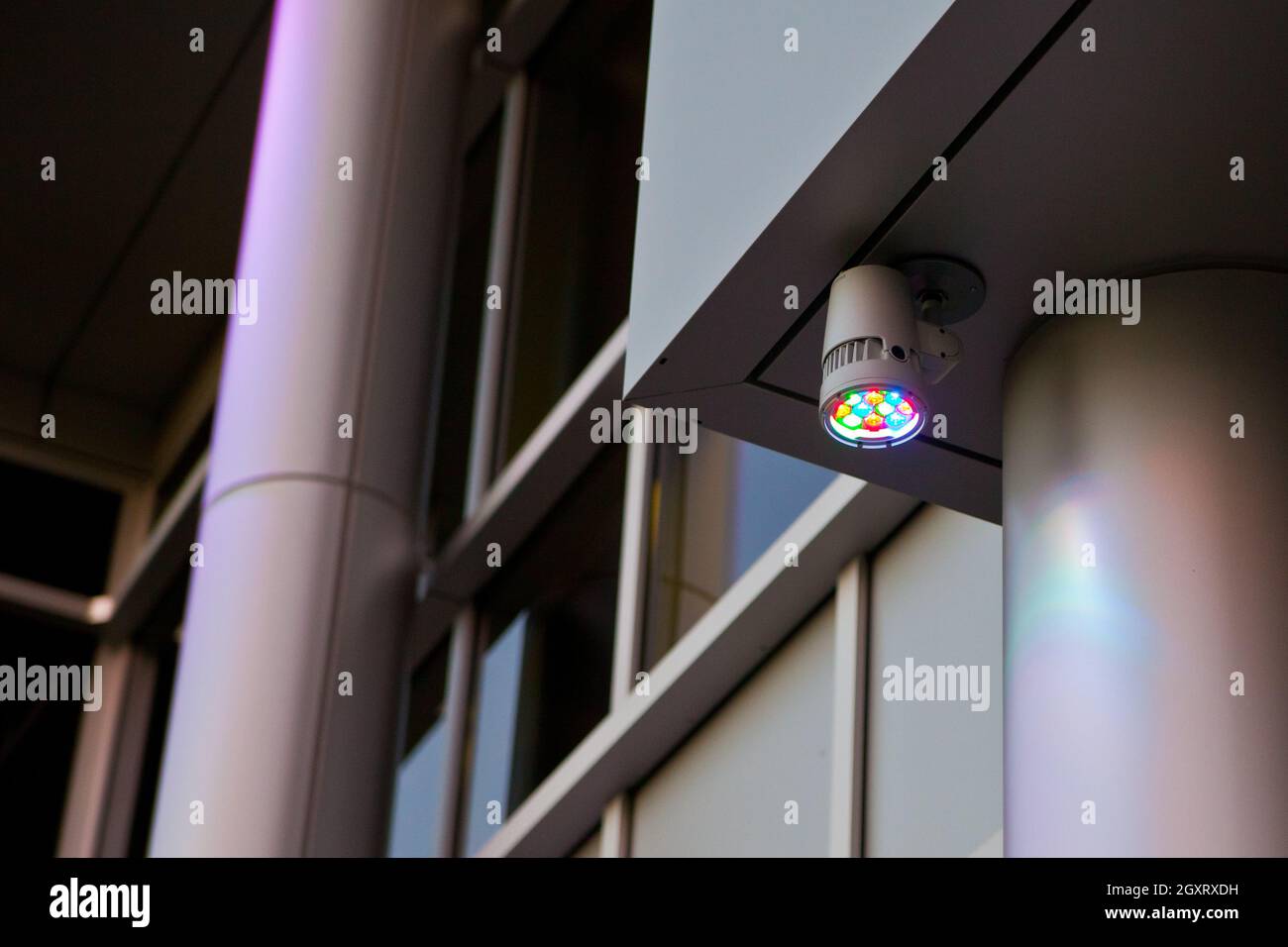 Detailaufnahme eines Kaleidoskop-Lichts in einem modern gestalteten Gebäude Stockfoto