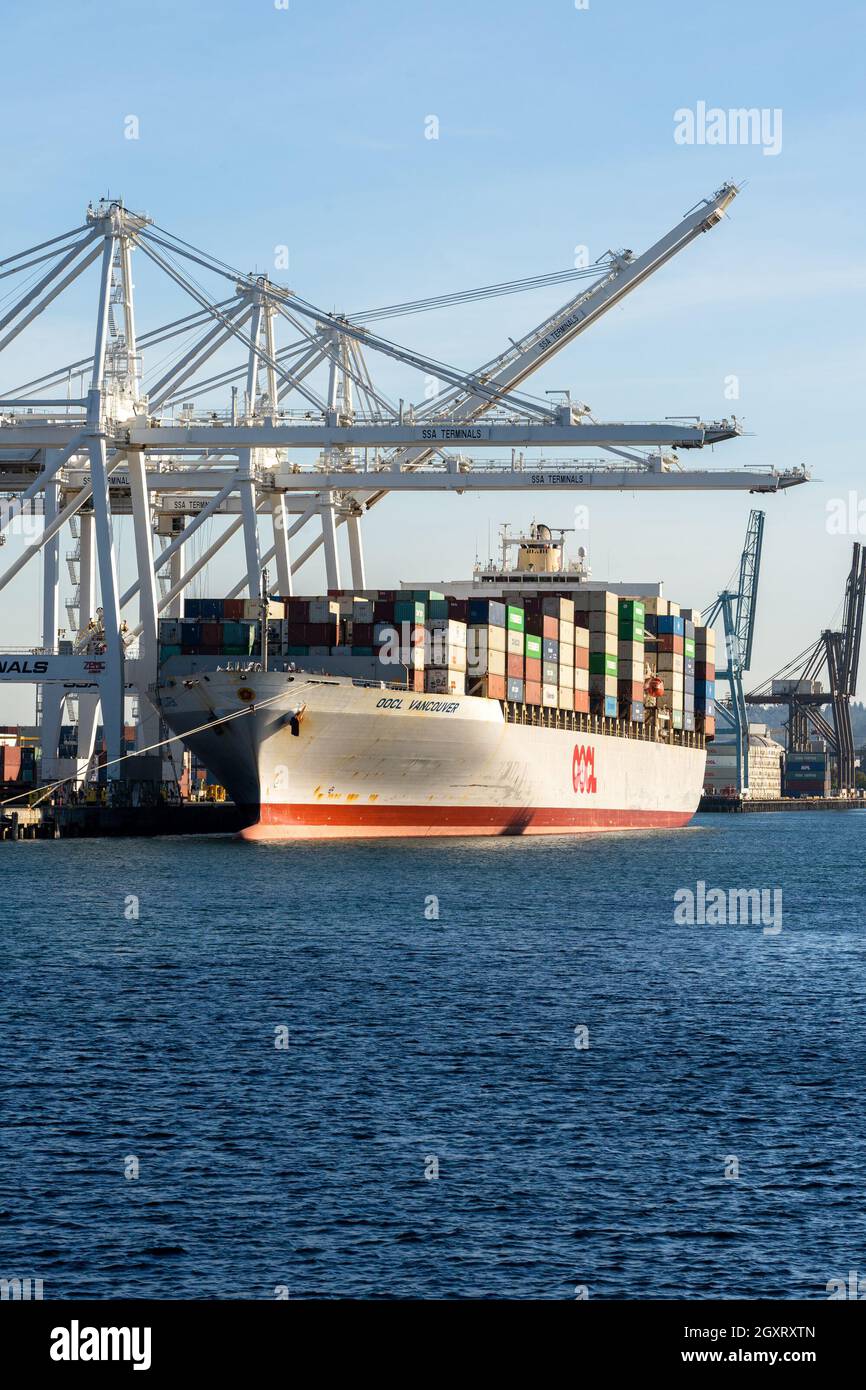 Seattle, WA - USA - Sept 23, 2021: Vertikale Ansicht das Schiff OOCL VANCOUVER ein 2006 erbautes Containerschiff dockte im Hafen von Seattle an. Stockfoto