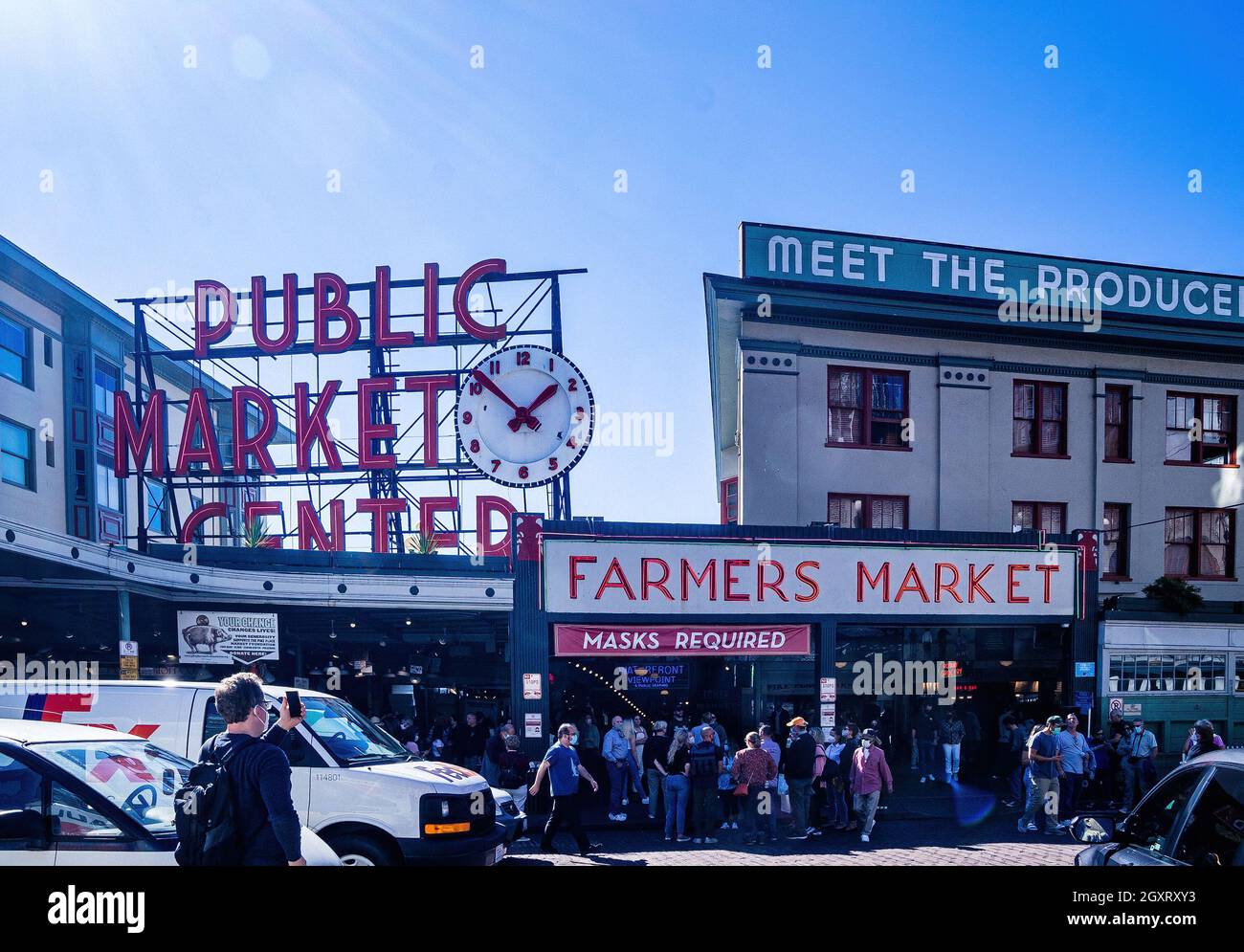 Seattle, WA - USA - 24. September 2021: Horizontale Ansicht des Pike Place Market, einem öffentlichen Markt in Seattle, Washington. Eine der ältesten fortlaufenden Oper Stockfoto