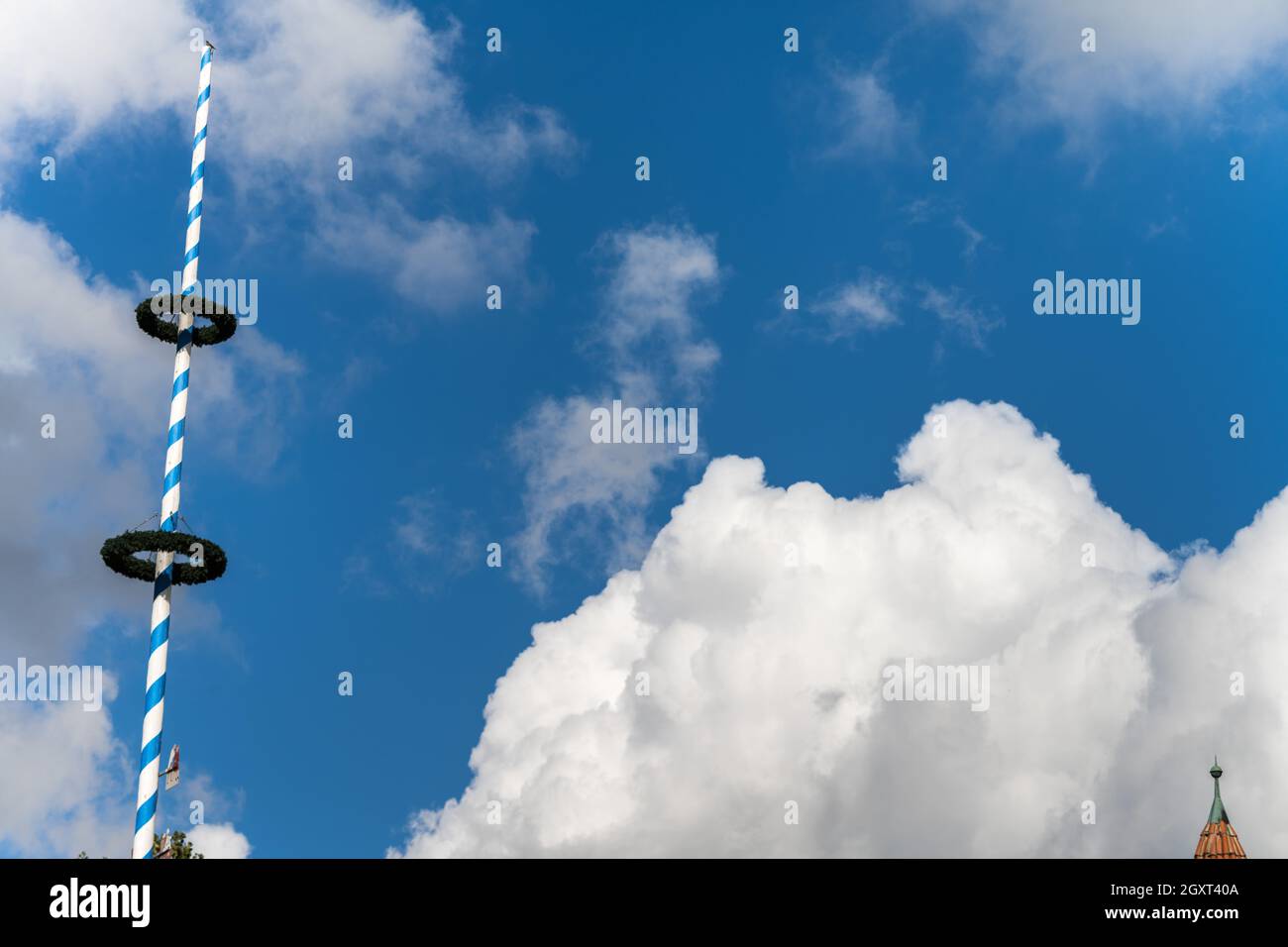 Der weiß-blaue Himmel über Bayern, so typisch und schön Stockfoto