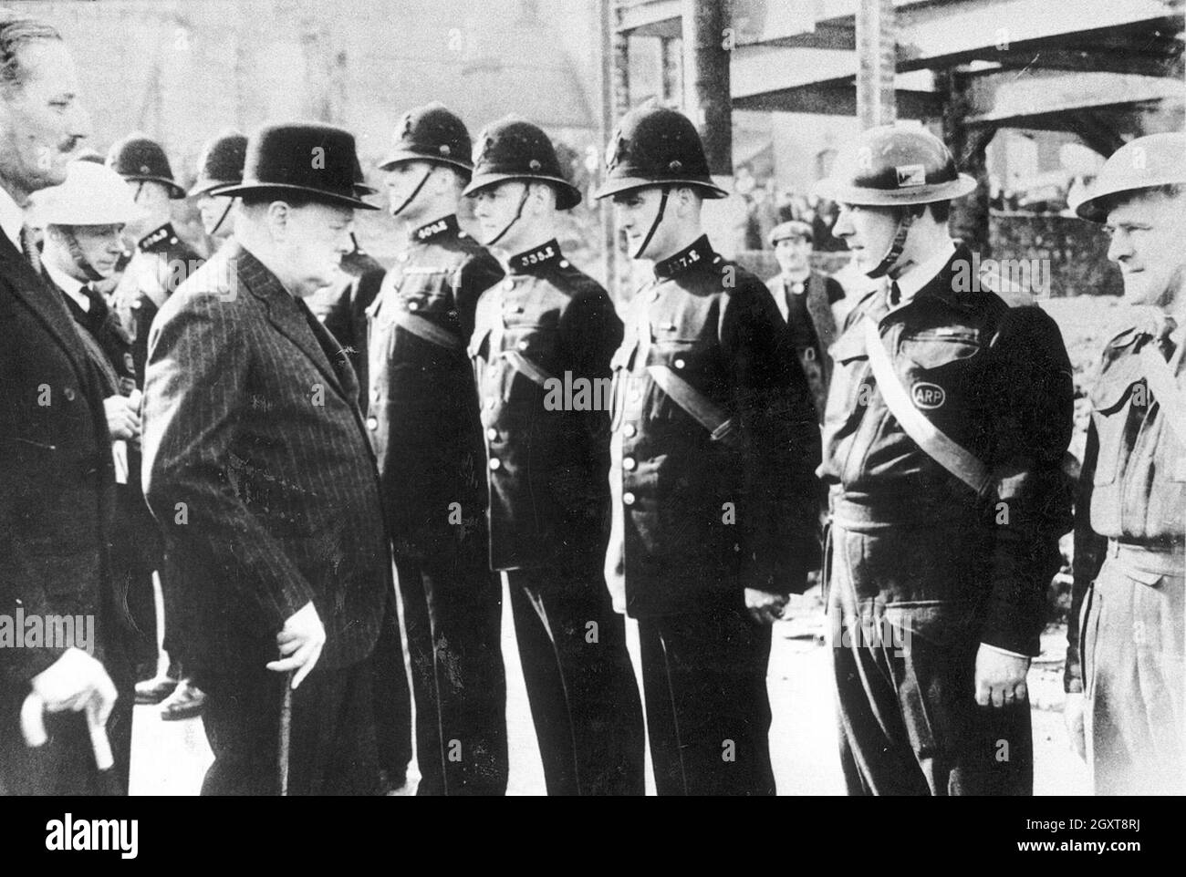 Churchill inspiziert die Gewinner der Gallantry Awards 1941 in Holloway Head in Birmingham. Stockfoto