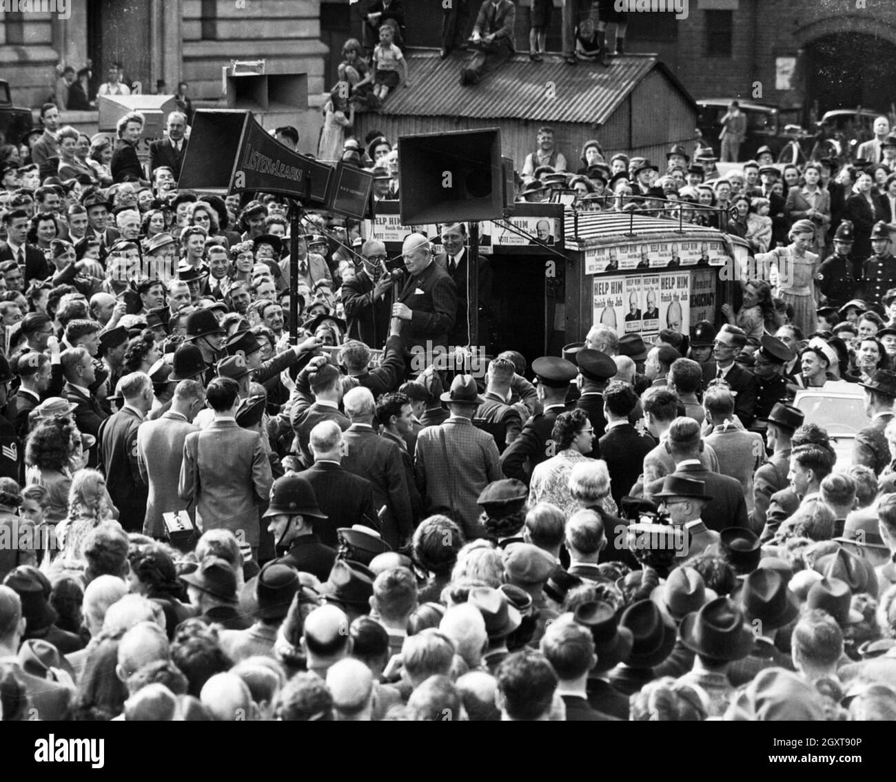 Premierminister Winston Churchill war bei seinem Besuch in Birmingham während des Wahlkampfs 1945 von riesigen Menschenmengen umgeben. Stockfoto