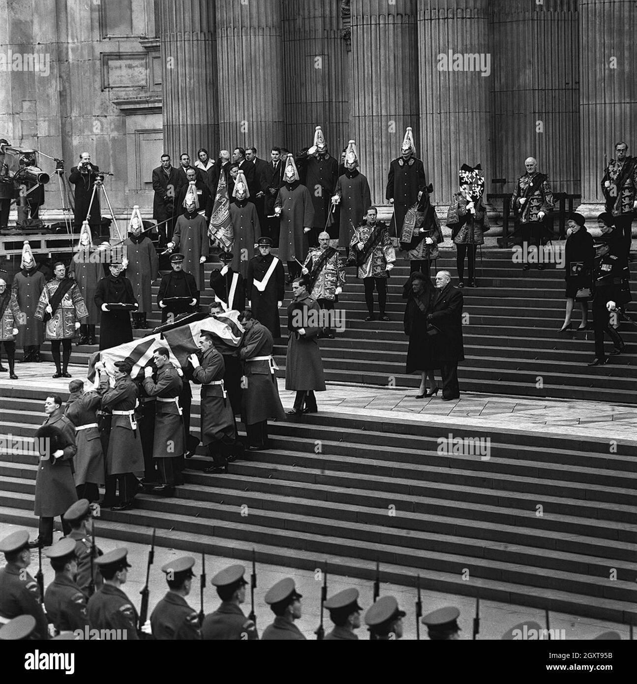 Winston Churchills Sarg wird während der staatlichen Beerdigung im Januar 1965 auf den Stufen der St. Pauls Cathedral getragen Stockfoto