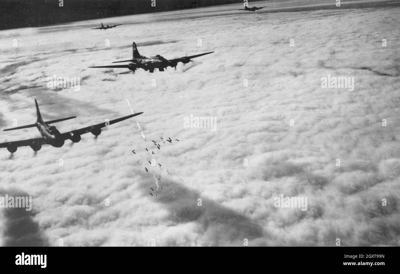 Die Boeing B-17 Bomber der fliegenden Festung bombardieren deutsche Städte während der kombinierten strategischen Bombardierung der Alliierten mit dem Radar. Die USAF bombardierte bei Tag und die RAF bombardierte bei Nacht. Stockfoto