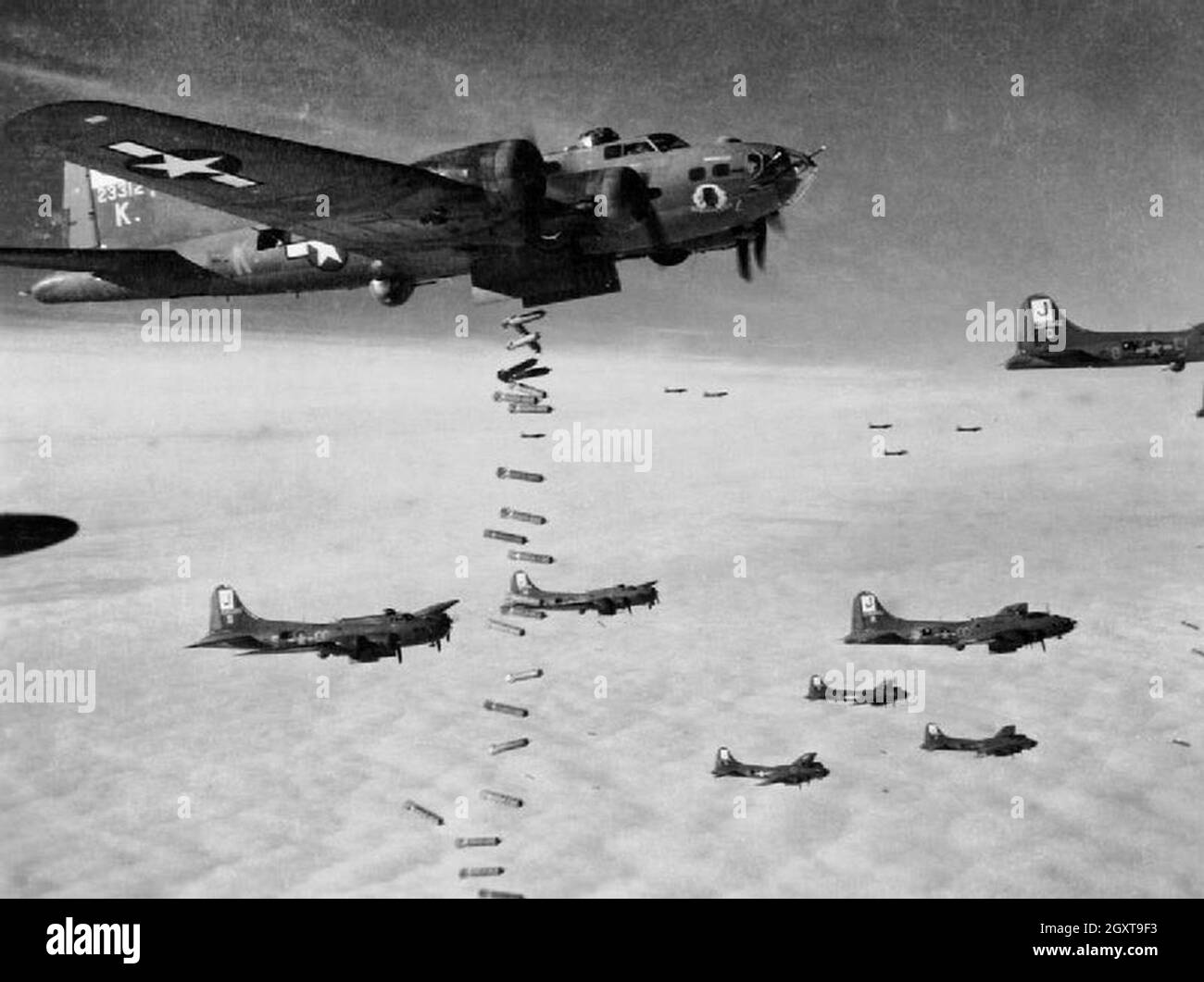 Die Boeing B-17 Bomber der fliegenden Festung bombardieren deutsche Städte während der kombinierten strategischen Bombardierung der Alliierten mit dem Radar. Die USAF bombardierte bei Tag und die RAF bombardierte bei Nacht. Stockfoto