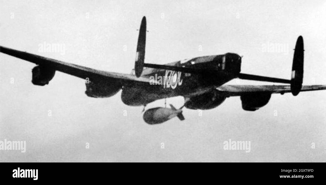 Ein Bomber von Avro Lancaster, der eine zehn Tonnen schwere Bombe abwerfen ließ. Dies war eine sehr hohe Bombe, die gegen schwierige Präzisionsziele wie U-Boot-Kugelschreiber und Brücken eingesetzt wurde. Es wurde von Barnes Wallis entworfen. Stockfoto