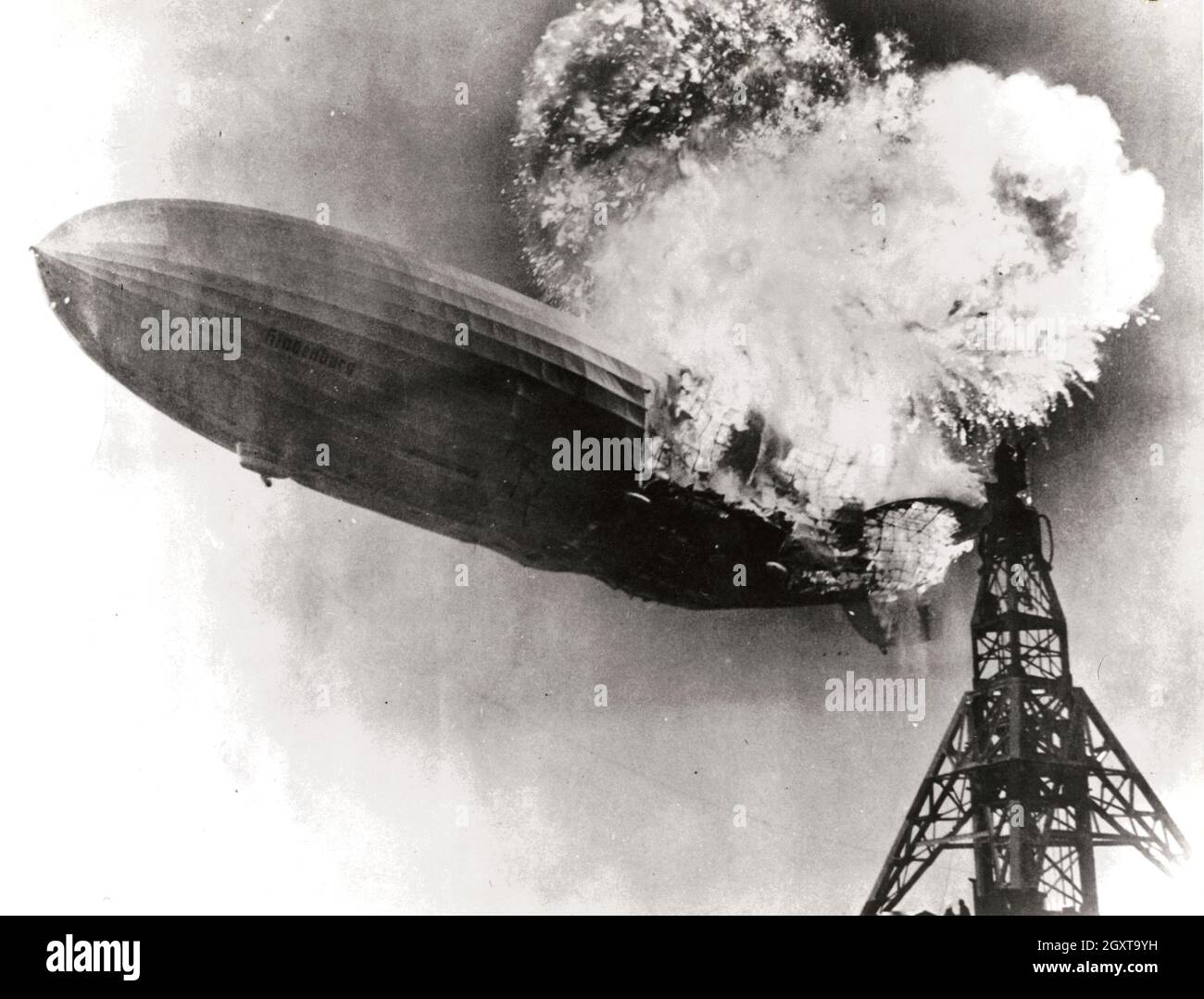 Das Luftschiff Hindenburg ist bei der Landung auf der Lakehurst Naval Station in Manchester Township, USA, am 6. Mai 1937 in Flammen aufgegangen Stockfoto