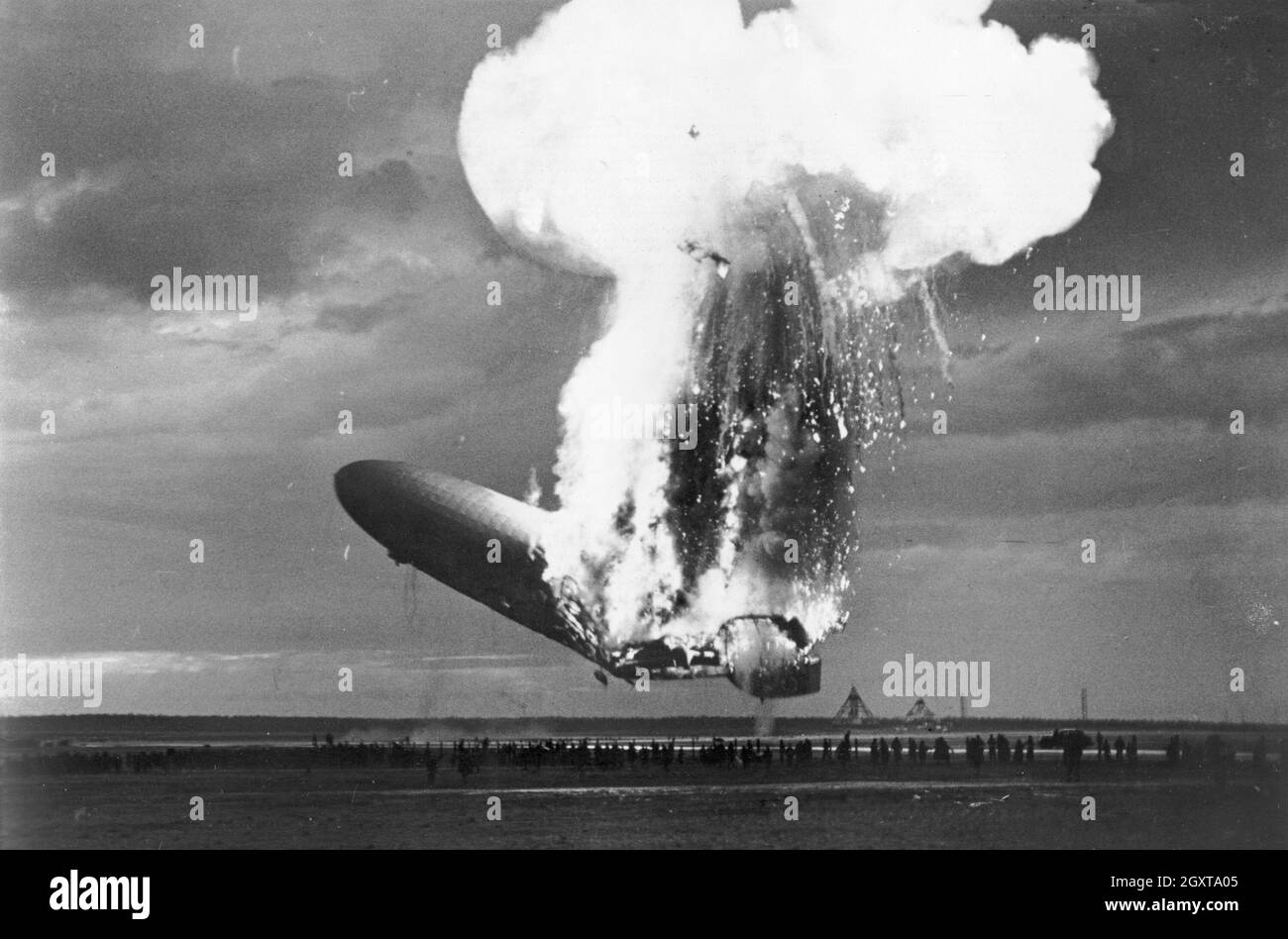 Das Luftschiff Hindenburg ist bei der Landung auf der Lakehurst Naval Station in Manchester Township, USA, am 6. Mai 1937 in Flammen aufgegangen Stockfoto