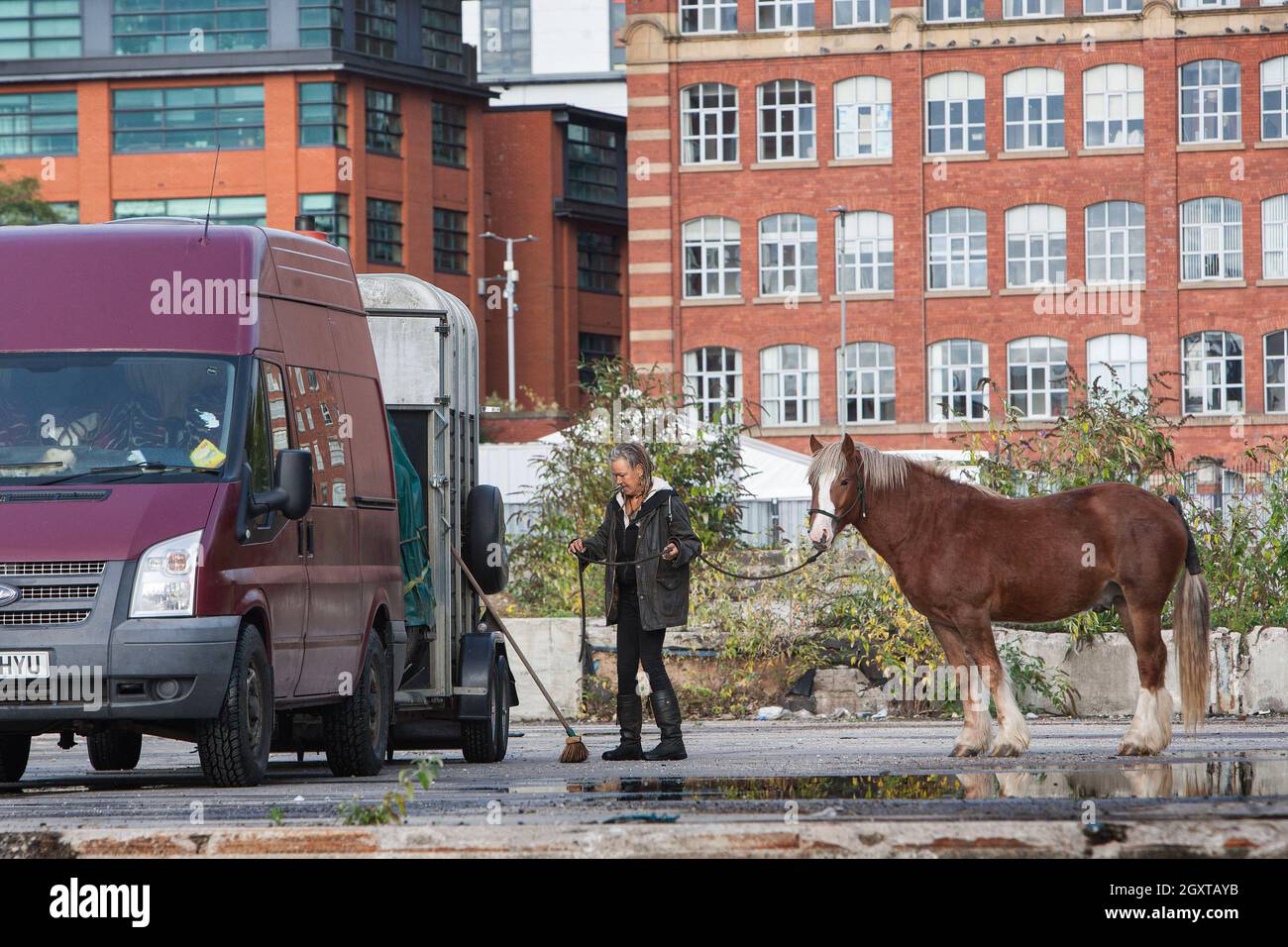 Manchester, Großbritannien. Oktober 2021. Eine Reisende kümmert sich während der Demonstration um ihr Pferd.Zigeuner richten ein Lager am Stadtrand von Manchester ein, bevor sie sich anderen Demonstranten im Zentrum von Manchester anschließen, um sich gegen den Gesetzentwurf der Polizei, des Verbrechens, der Verurteilung und des Gerichts zu wehren, wonach sie glauben, dass er nomadische Zigeuner- und Reisekulturen in ganz Großbritannien verbieten wird. (Foto von Martin Pope/SOPA Images/Sipa USA) Quelle: SIPA USA/Alamy Live News Stockfoto
