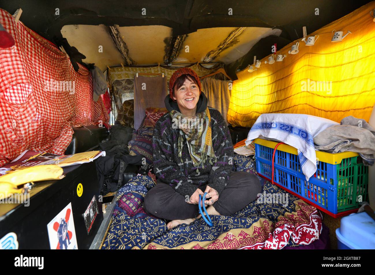 Manchester, Großbritannien. Oktober 2021. Eine Reisende sitzt während der Demonstration auf dem Rücken ihres Wagens.Zigeuner haben ein Lager am Stadtrand von Manchester eingerichtet, bevor sie sich anderen Demonstranten im Zentrum von Manchester anschließen, um sich gegen Polizei, Kriminalität, Verurteilung, Und Gericht Bill, dass sie glauben, dass es nomadische Zigeuner und Reisekulturen in ganz Großbritannien verbieten wird. (Foto von Martin Pope/SOPA Images/Sipa USA) Quelle: SIPA USA/Alamy Live News Stockfoto
