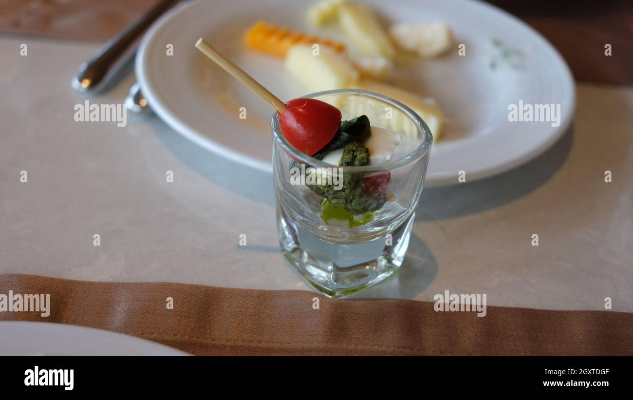 Hors D'oeuvres Fingerfood in einem Glasglas Stockfoto