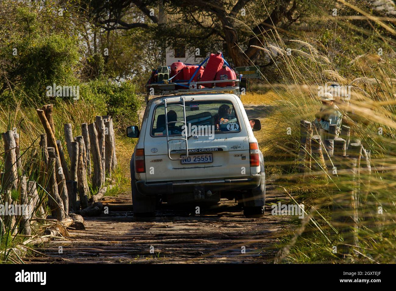 Safari-Auto über die beliebte Third Bridge, Moremi Game Reserve, Botswana Stockfoto