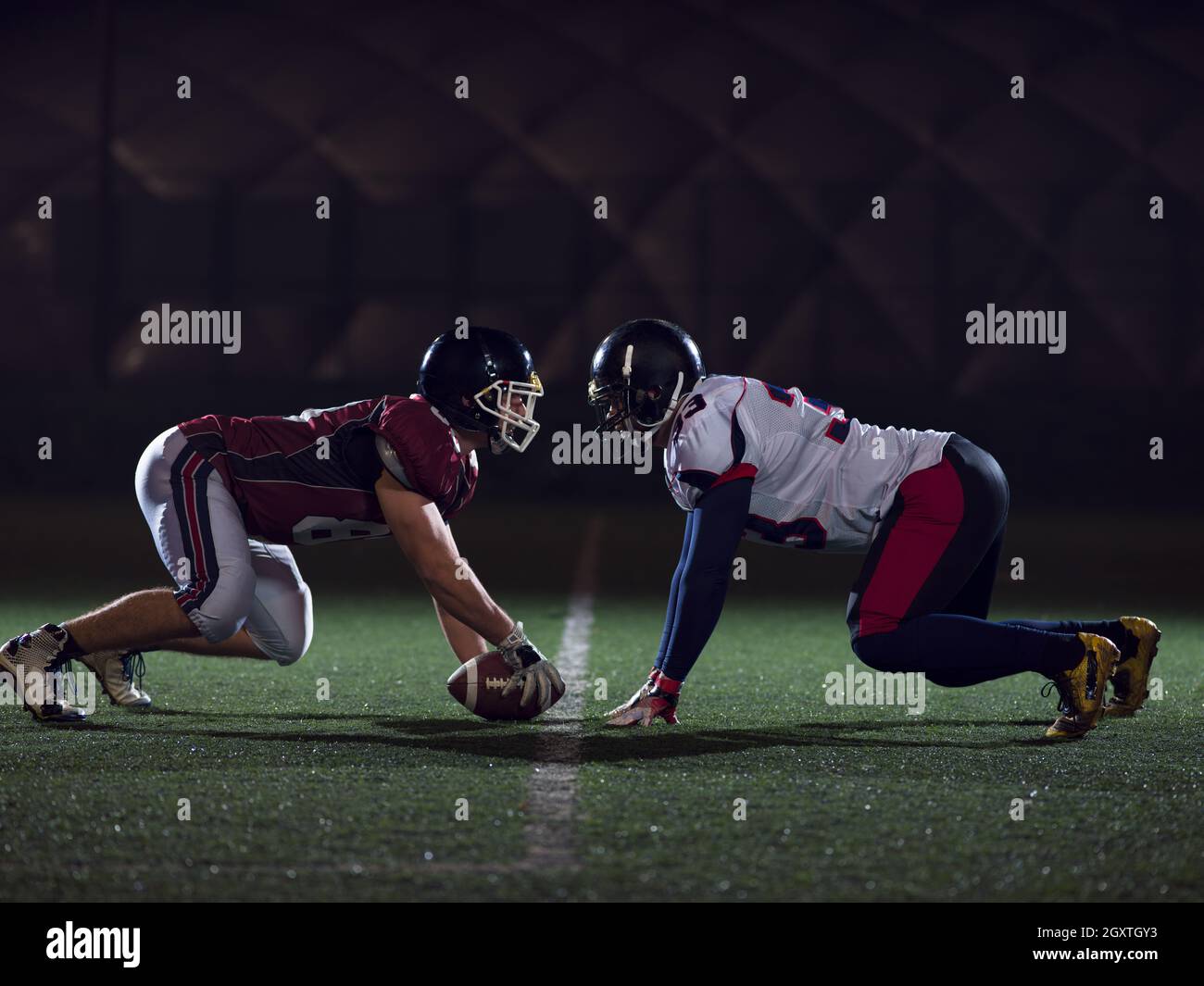 American Football Spieler sind bereit auf dem Feld in der Nacht zu starten Stockfoto