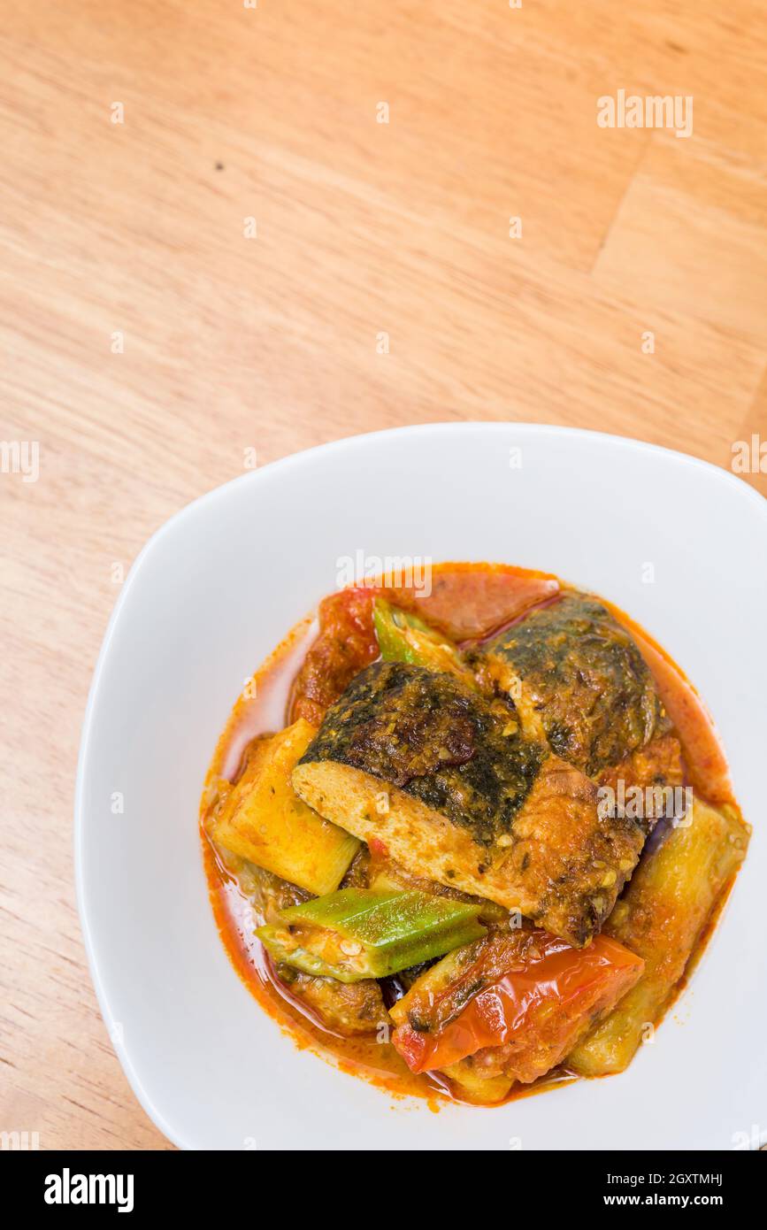 Vegetarischer Fisch und Gemüse in weißer Schüssel. Stockfoto