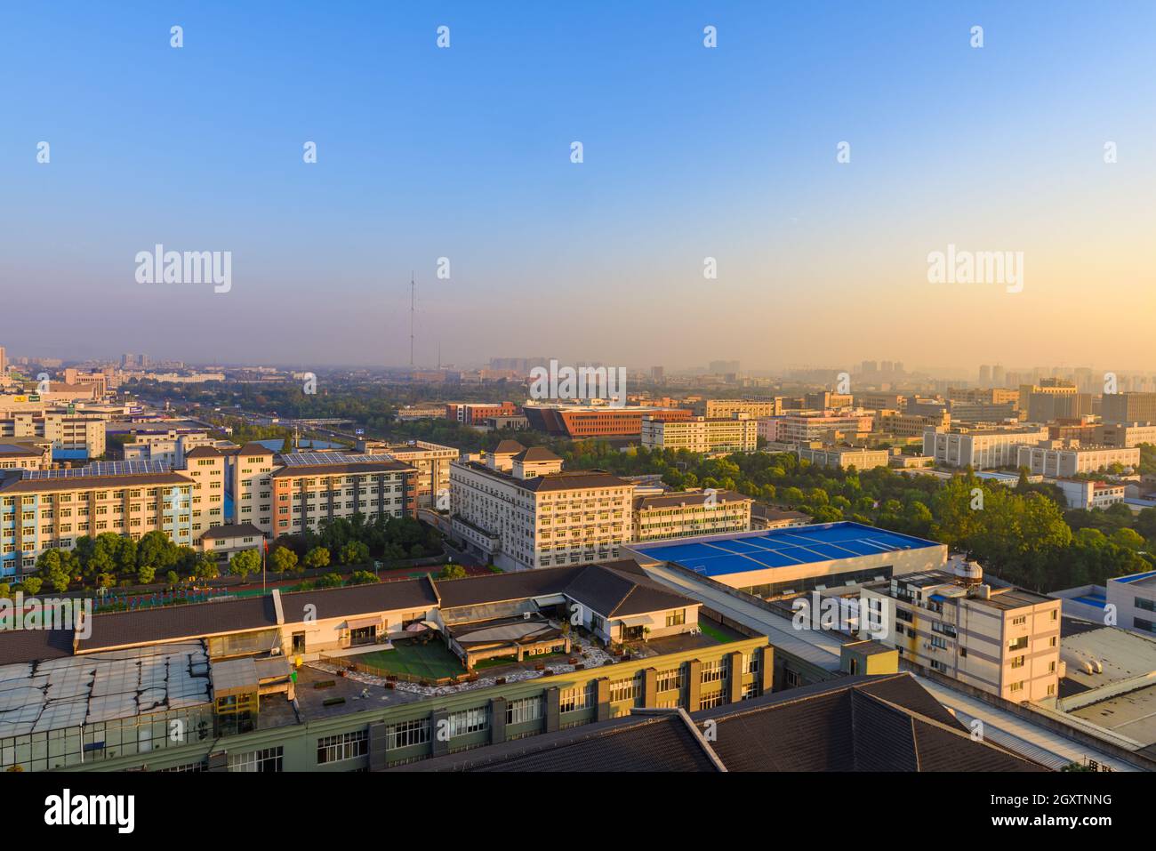 Zhejiang, China - 02. November 2017: Blick auf den Stadtrand von Hangzhou, am späten Nachmittag. Stockfoto