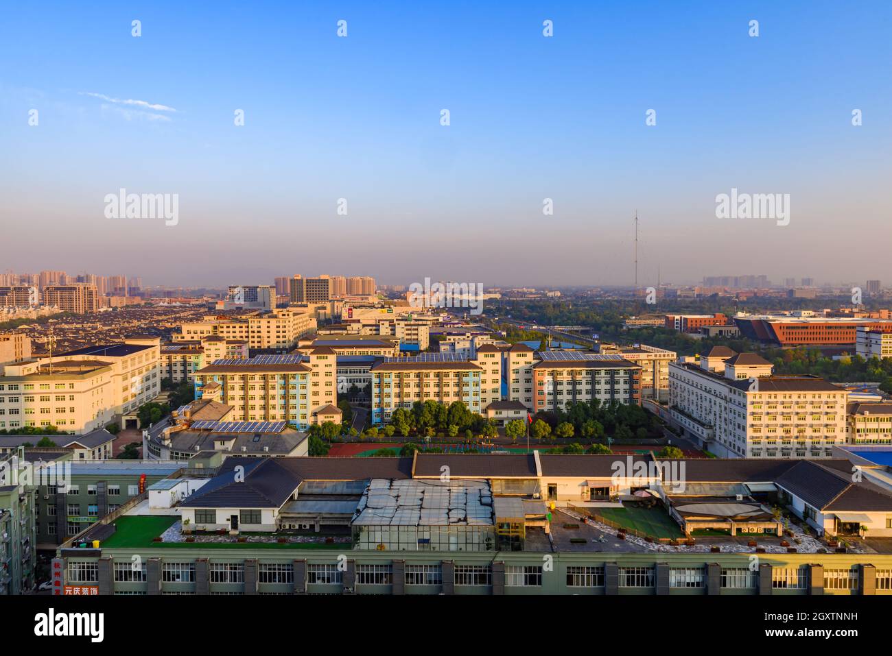 Zhejiang, China - 02. November 2017: Blick auf den Stadtrand von Hangzhou, am späten Nachmittag. Stockfoto