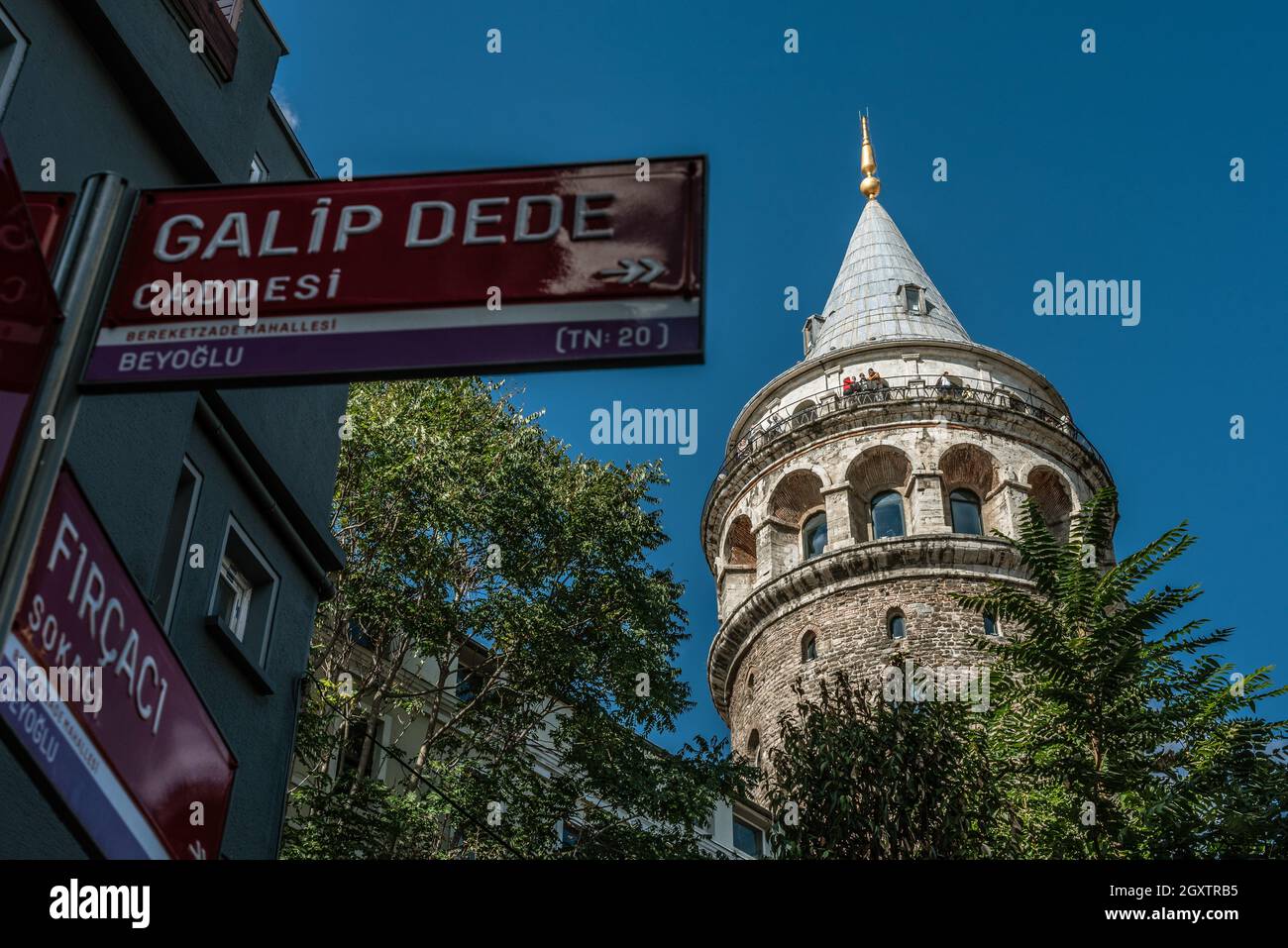 Istanbul, Türkei. 5. Oktober 2021 der Galata-Turm in Beyoglu, der den Pera-Bezirk auf der europäischen Seite von Istanbul, Türkei, erkundet Stockfoto