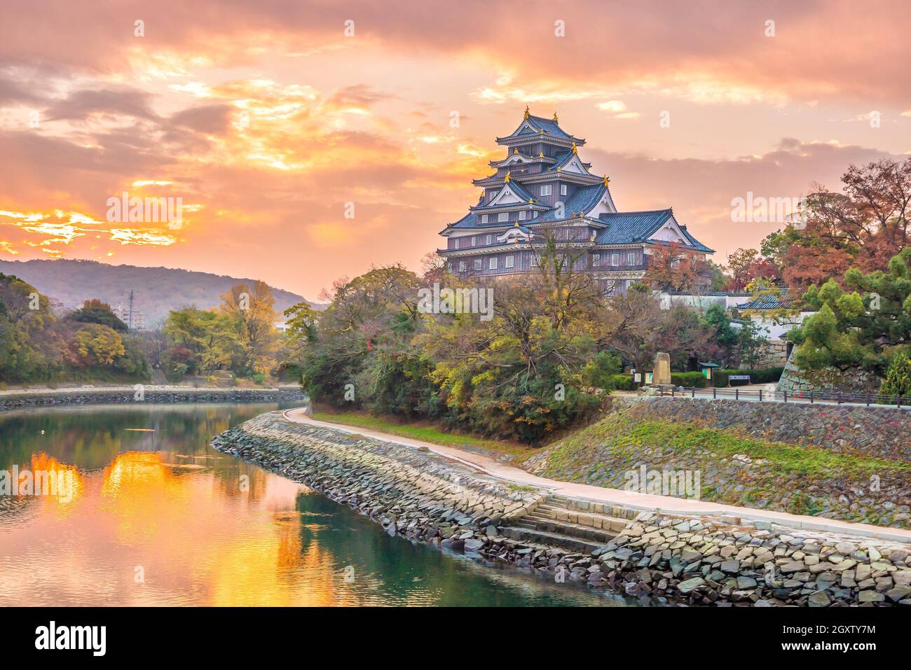 Okayama Schloss in der Herbstsaison in Okayama Stadt, Japan bei Sonnenuntergang Stockfoto