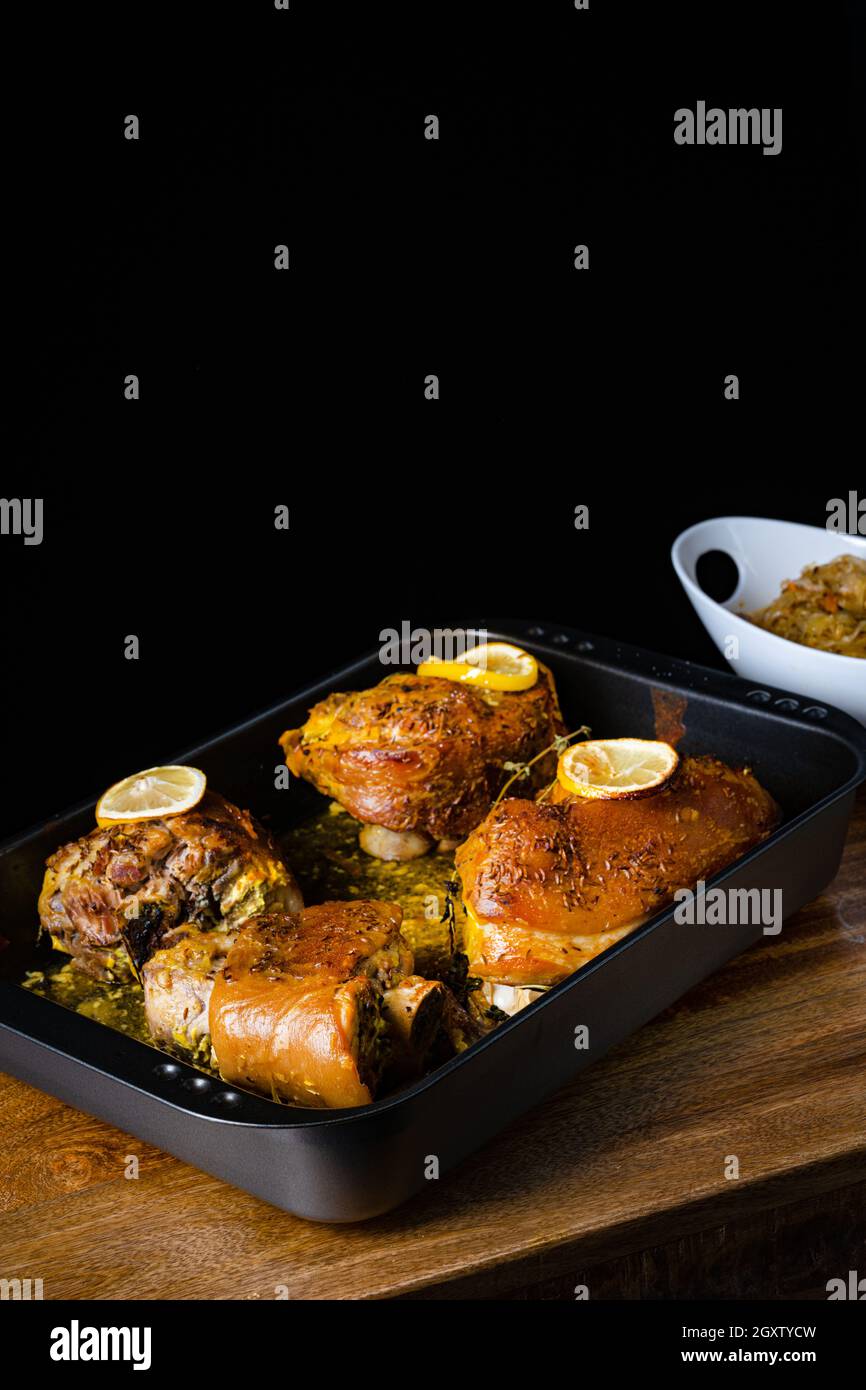Knusprig gebratene Schweineknöchel aus dem Ofen Stockfoto
