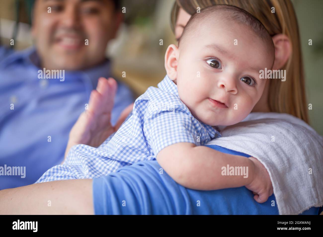 Gerne attraktive Mixed Race Paar Burping ihren Sohn. Stockfoto