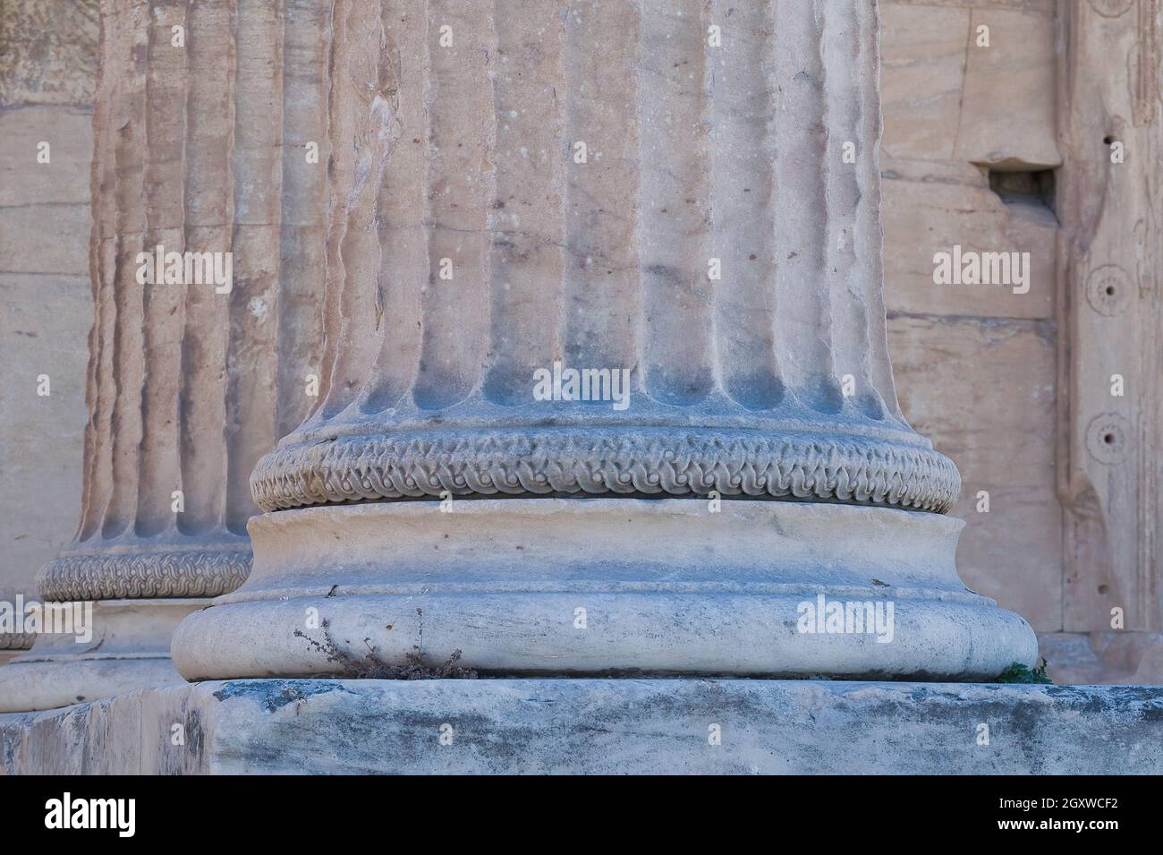 Ionischen Säule mit Basis, in der Regel, besteht aus der Basis, dem Stamm und der Hauptstadt (in ionischer Architektur), Erechtheum, Akropolis, Athen. Stockfoto