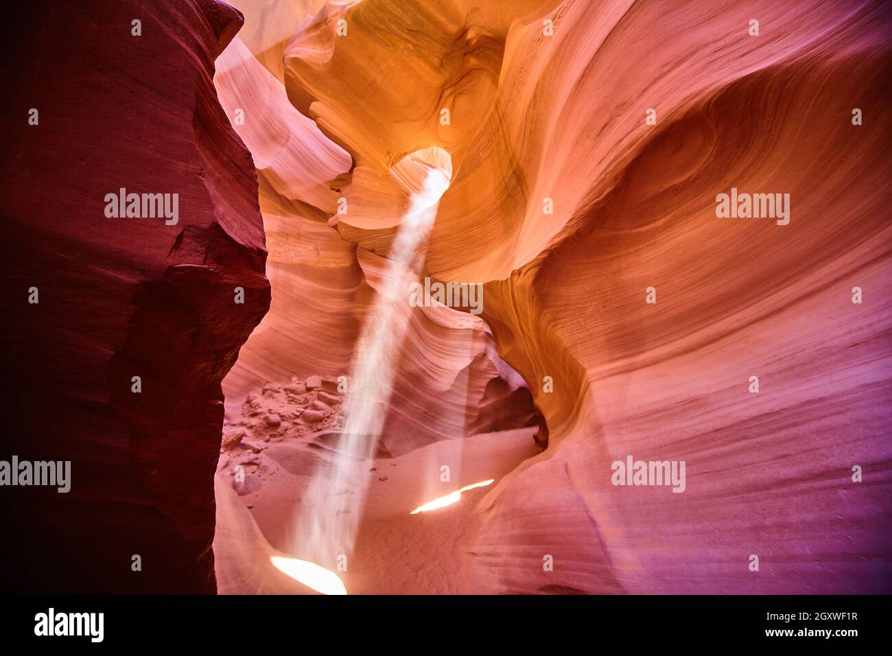 Der Orange Canyon lässt ein paar Sonnenstrahler von oben nach innen filtern Stockfoto