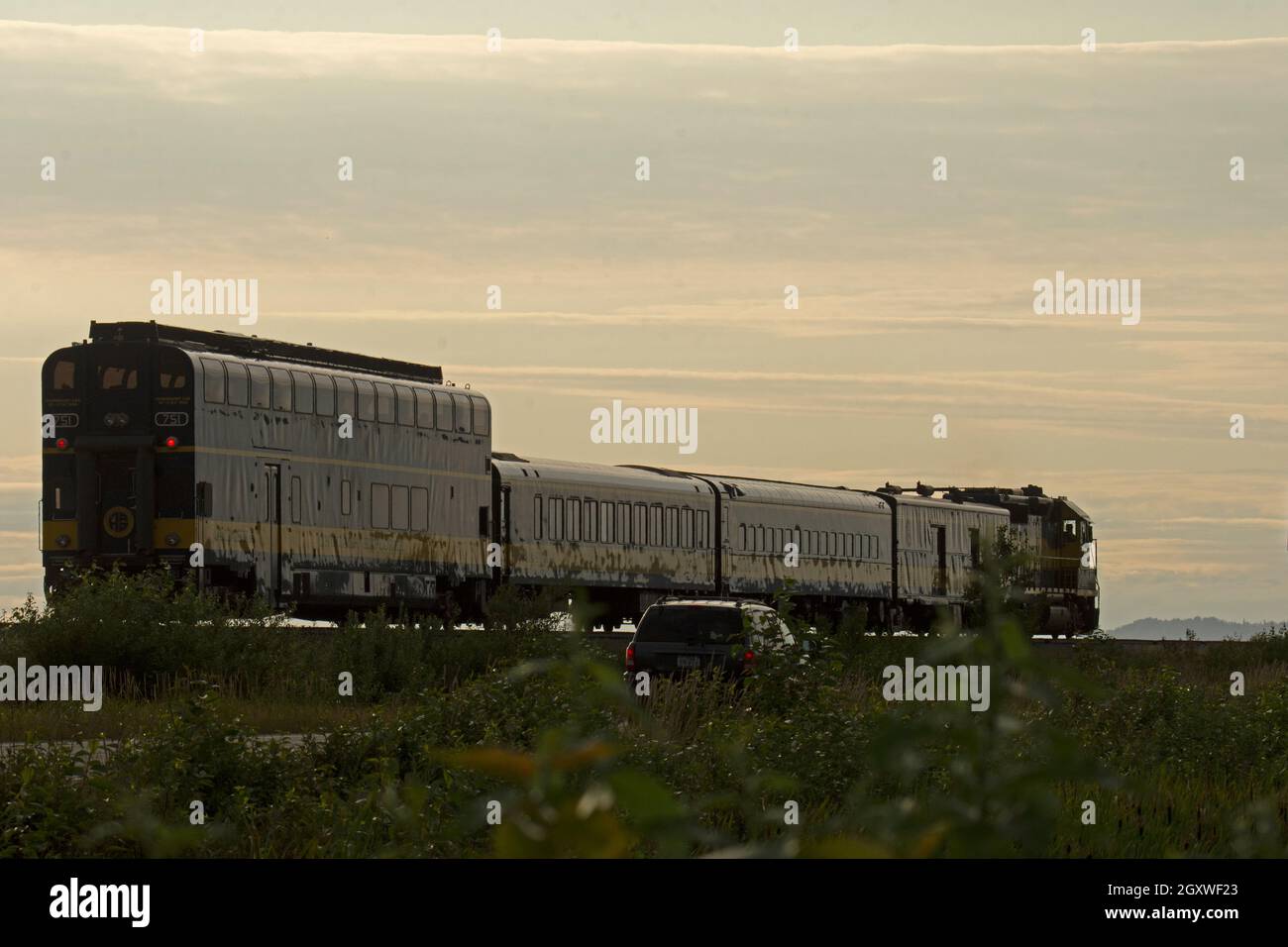Coastal Alaska Railroad train Reisen von Kenai nach Anchorage bei Sonnenuntergang, Anchorage, Alaska, USA Stockfoto
