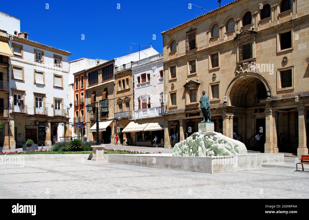 Denkmal des Generals Leopoldo Saro Marin auf der Plaza de Andalucia mit Geschäften auf der Rückseite, Ubeda, Spanien' Stockfoto