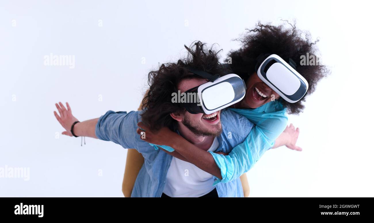 Multiethnische Brautpaar immer Erfahrungen mit VR Kopfhörer Brille der virtuellen Realität, isoliert auf weißem Hintergrund Stockfoto