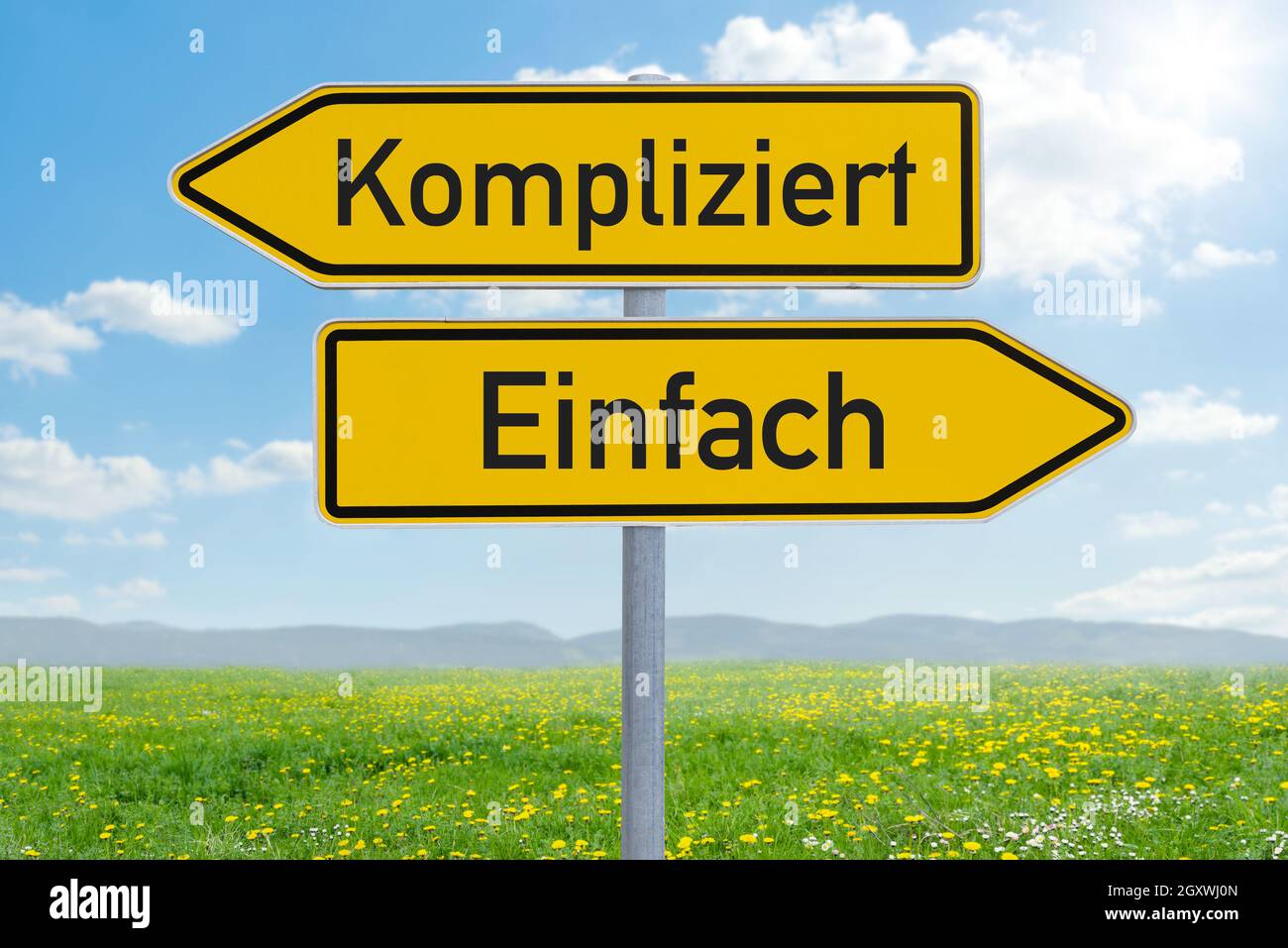 Zwei Richtungsschilder - kompliziert oder einfach - einfach oder Complized (deutsch) Stockfoto