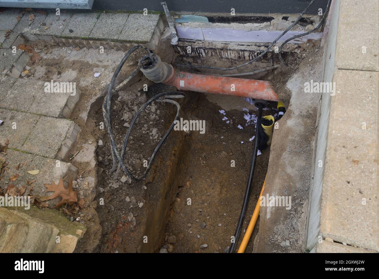 Arbeiten an der Installation von Engineering- und Heizsystemen. Zwei Kunststoffrohre, eine gelbe für Gasleitung und eine schwarze für Stromleitungen. Sie befinden sich in einer SA Stockfoto