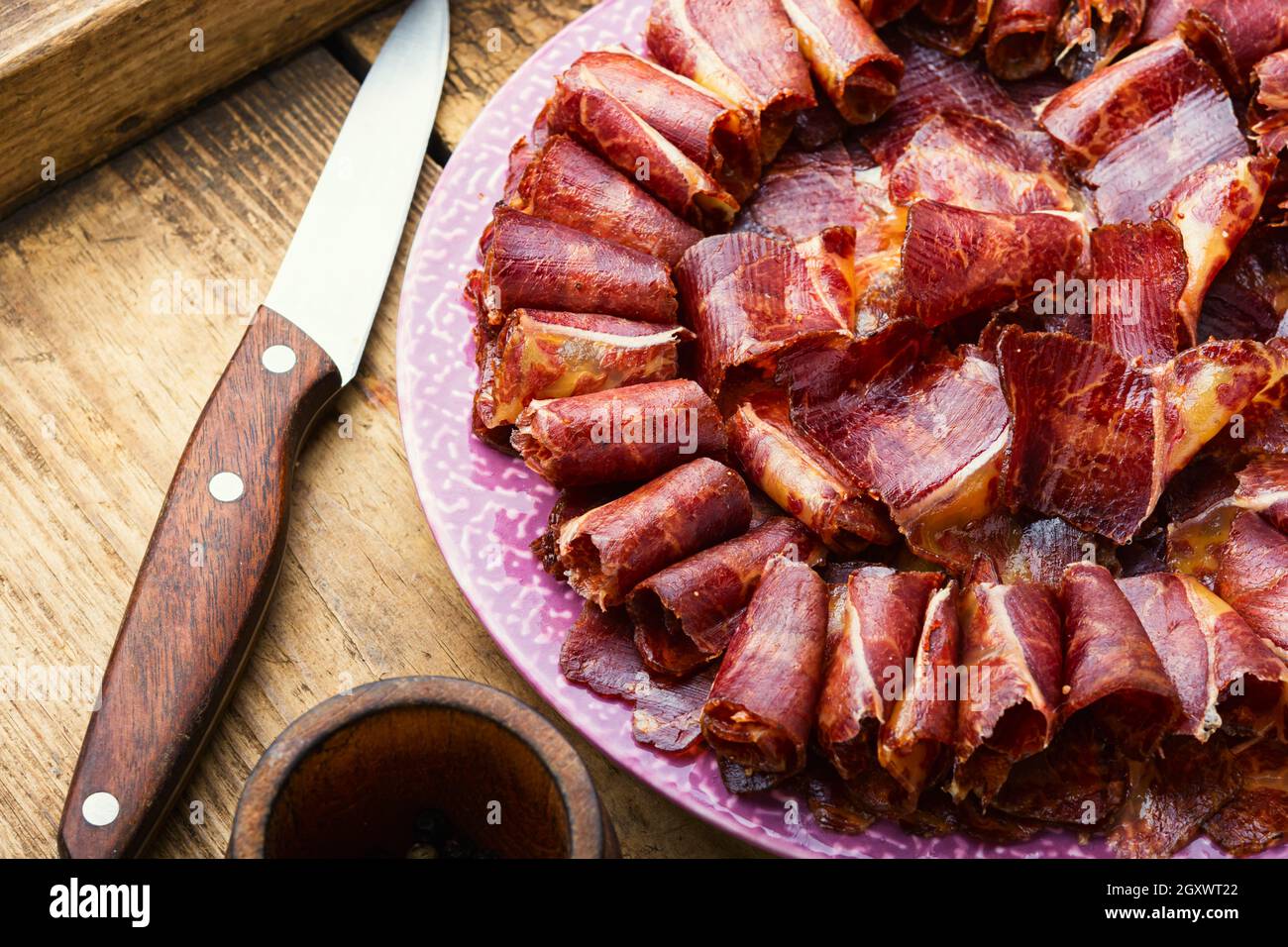 Geschnittenes basturma oder Rindfleisch ruckig.Pferdefleisch ruckig.Armenische Küche Stockfoto