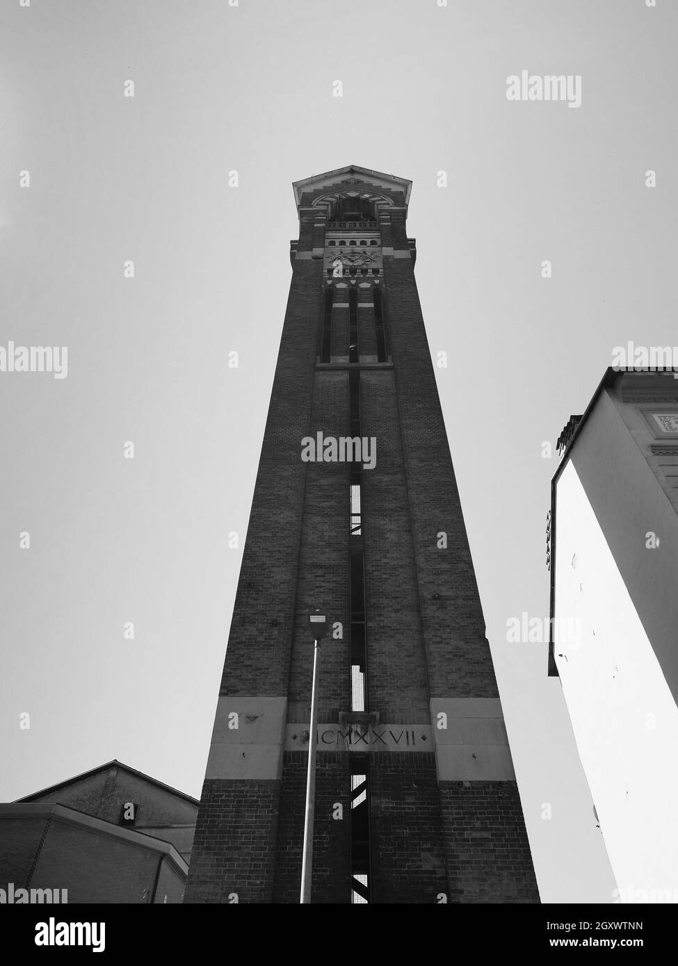 Kirchturm der Kirche von San Giuseppe in Turin, Italien (MCMXXVII Übersetzung: 1927) in schwarz-weiß Stockfoto