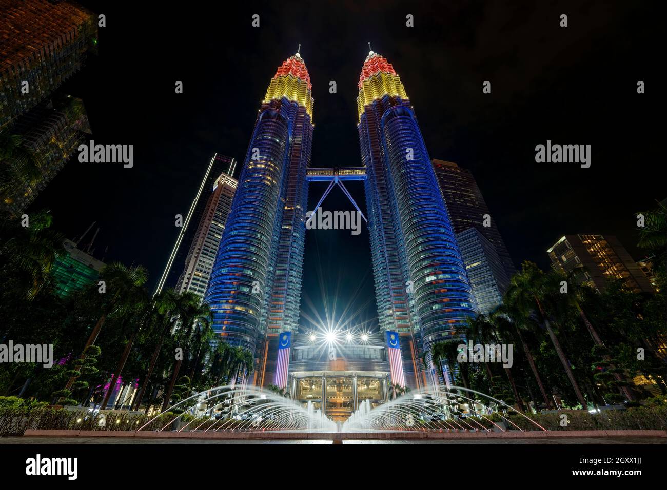Petronas Twin Towers am Nationalfeiertag in Kuala Lumpur, Malaysia, in Farben malaysischer Flagge beleuchtet Stockfoto