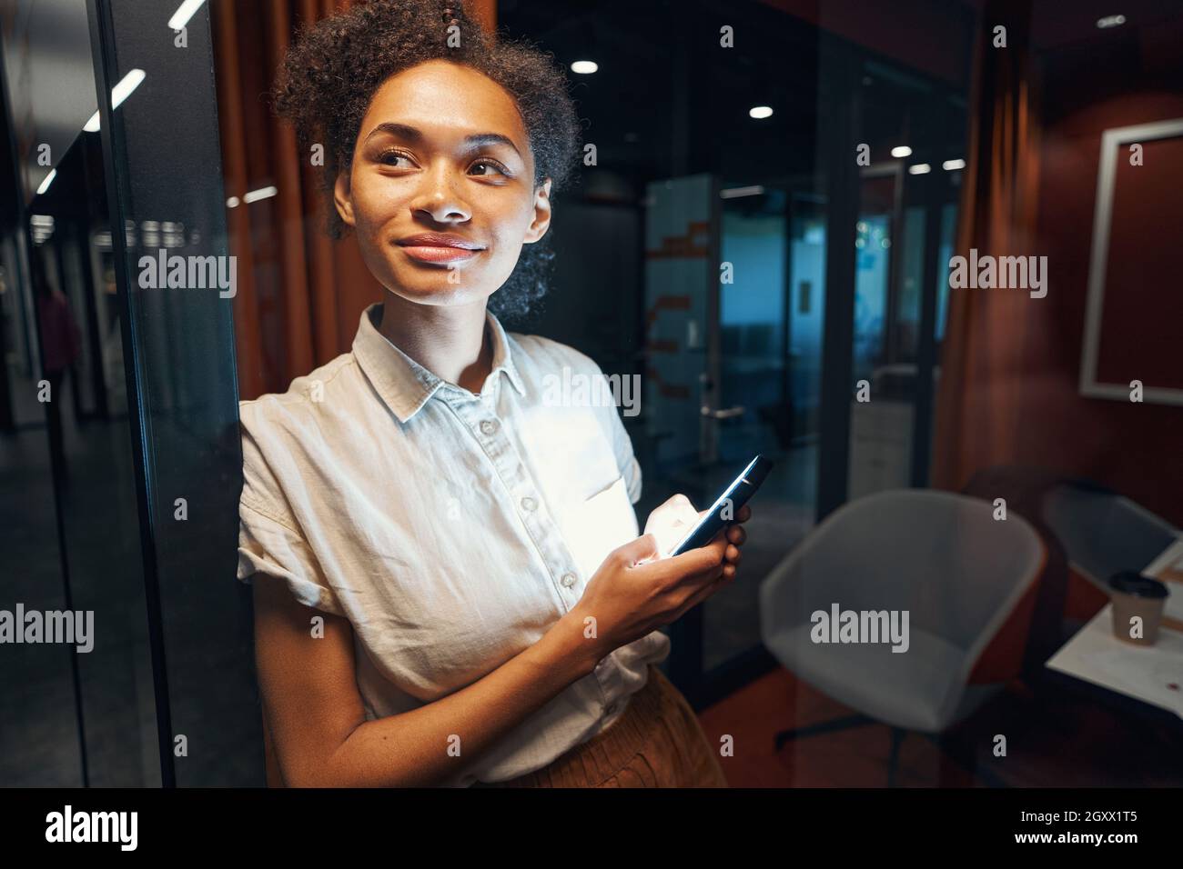 Frau sucht Daten auf dem Smartphone für eine Konferenz Stockfoto