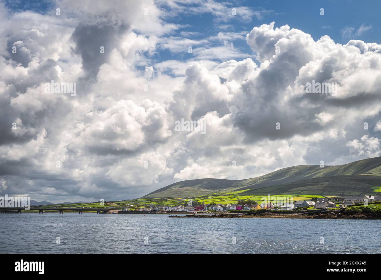 Schönes Portmagee Dorf, Blick vom Meer, am Rande des Atlantischen Ozeans mit dramatischem Himmel, Ring of Kerry, Wild Atlantic Way, Irland Stockfoto