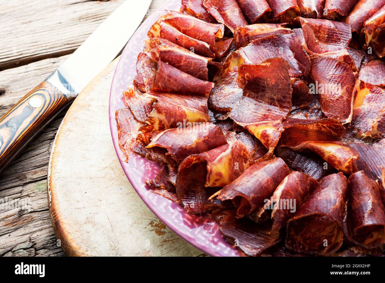 Geschnittenes basturma oder Fleisch ruckig. Rindfleisch ruckig, getrocknetes Rindfleisch. Armenische Nahrung Stockfoto