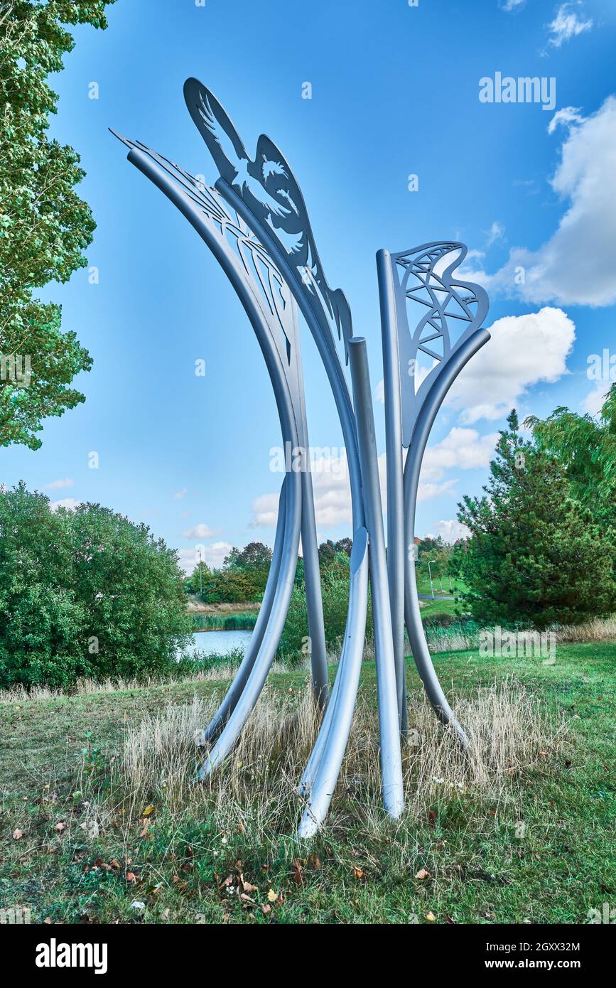 „Es ist eine Art Whoosh“-Skulptur, gefertigt aus Corby-Stahl in Oakley Vale, Corby, England, vom Bildhauer Richard Janes, der von der Umgebung inspiriert wurde Stockfoto