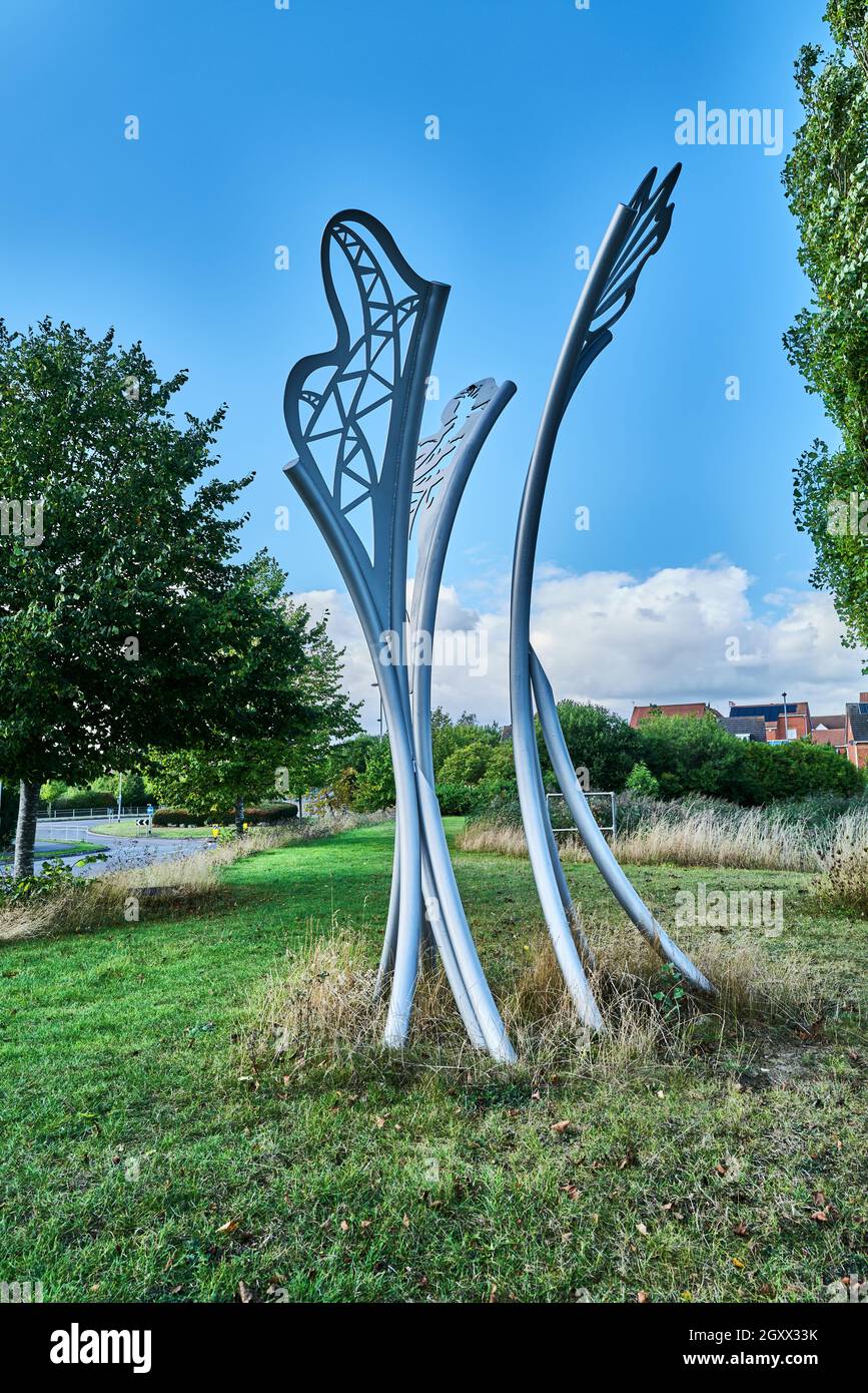 „Es ist eine Art Whoosh“-Skulptur, gefertigt aus Corby-Stahl in Oakley Vale, Corby, England, vom Bildhauer Richard Janes, der von der Umgebung inspiriert wurde Stockfoto