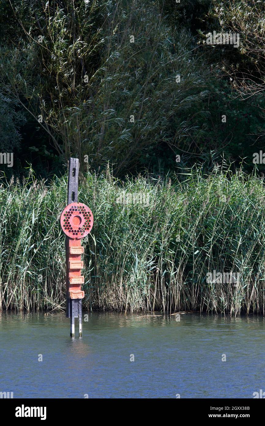 In einem Teich in Oakley Vale, Corby, England, eine Skulptur mit dem Titel 'Corby Heritage' (vom Bildhauer Ray Andrew), bestehend aus Holz, Stahl und Ziegel. Stockfoto