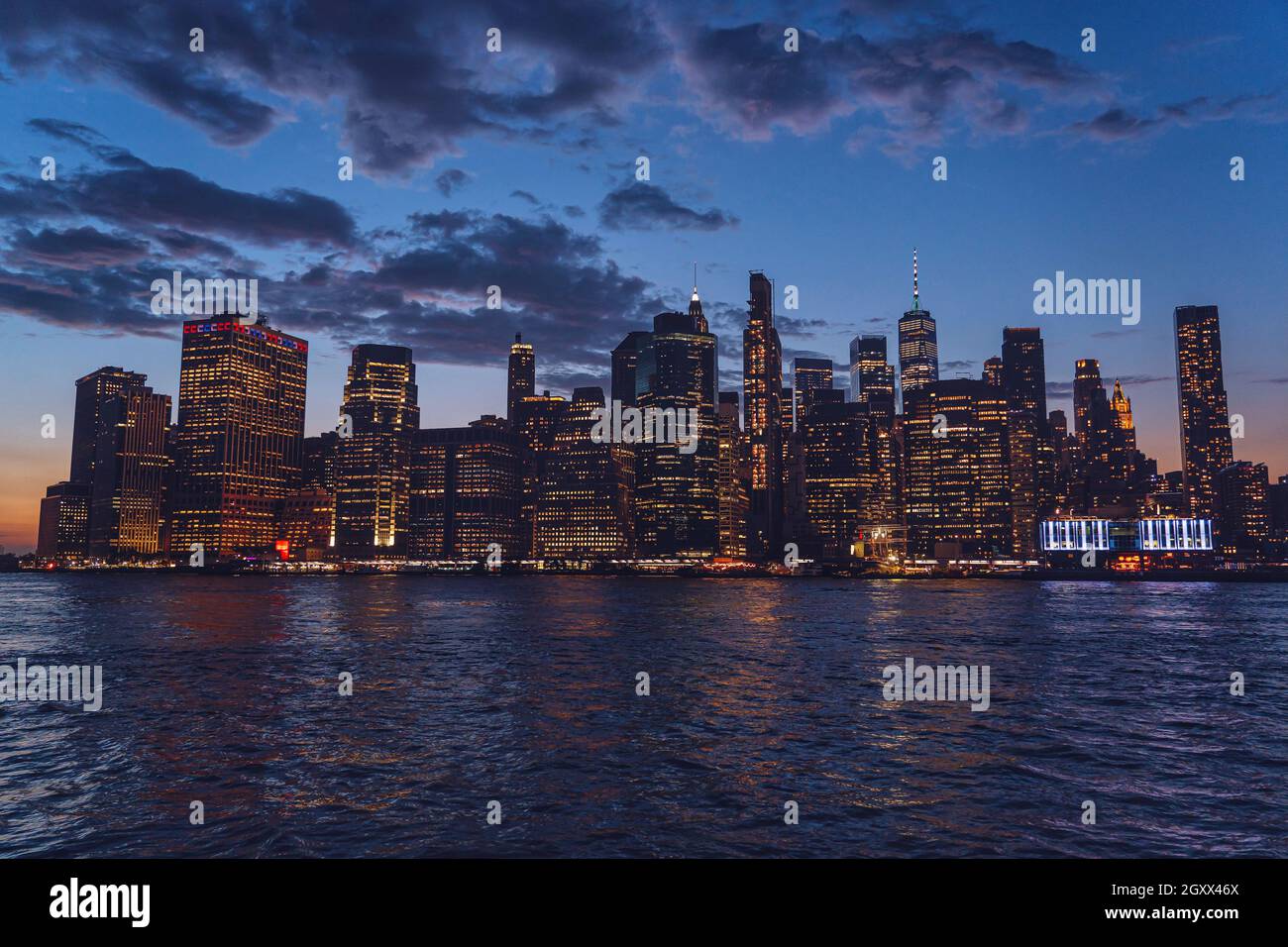 Stadtbild des Finanzviertels bei Sonnenuntergang mit 120 Wall Street, Continental Center und Freedom Tower bei Nacht, Manhattan, New York, USA Stockfoto