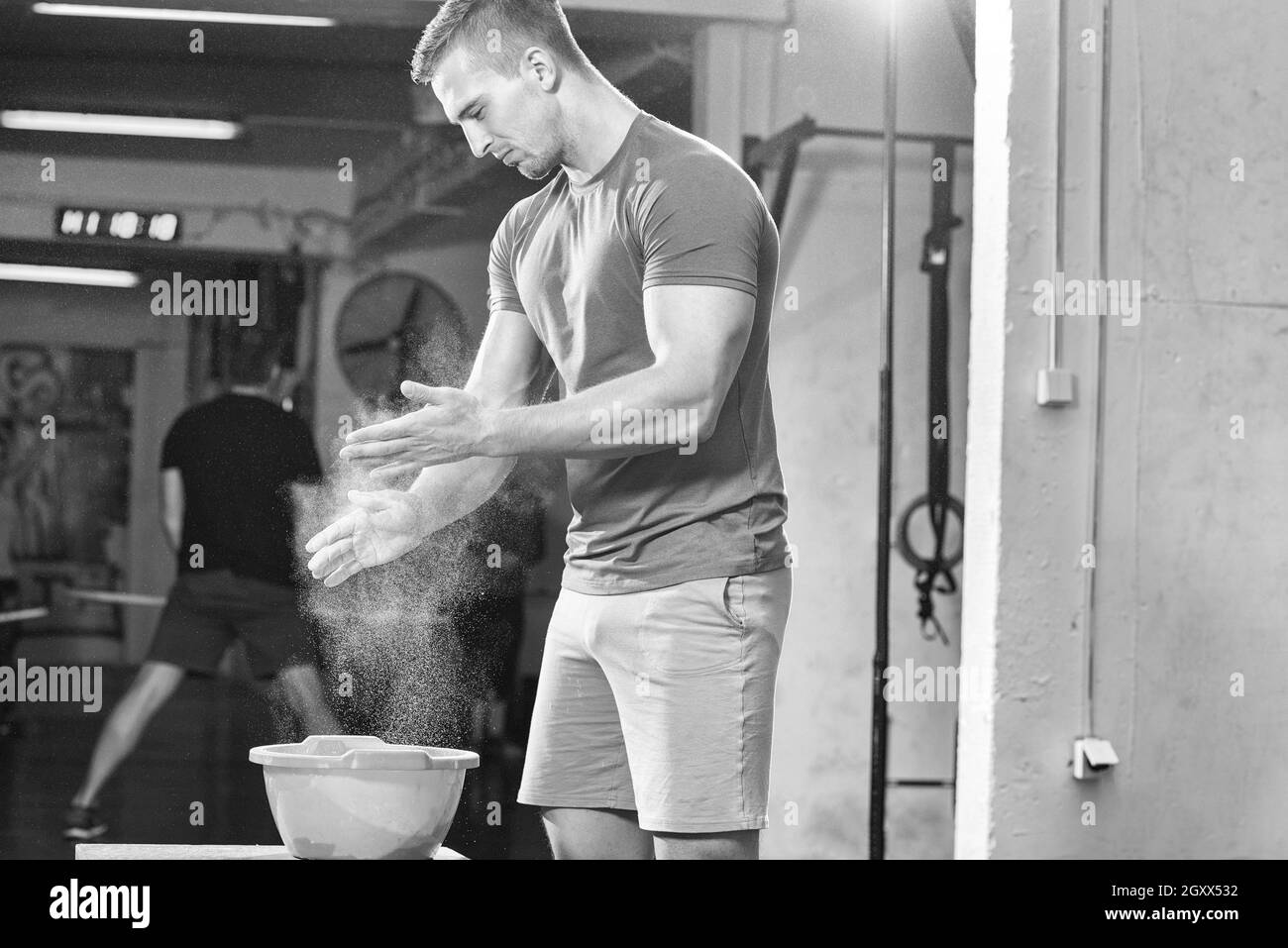 Fitness-Studio Kreide Magnesiumcarbonat Hände klatschenden Mann zum Klettern Training Stockfoto