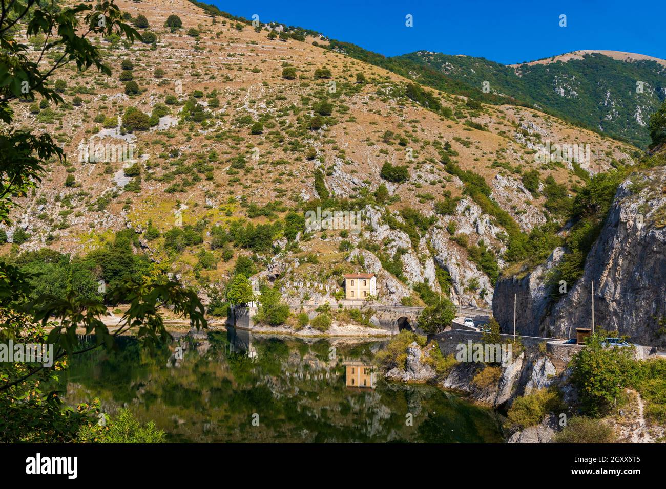 See San Domenico mit Eremo di San Domenico in der Nähe von Scanno, Provinz L'Aquila, Region Abruzzen, Italien Stockfoto