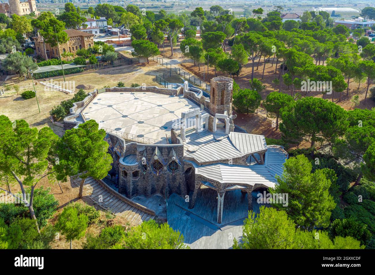 Colonia Guell, Spanien - 27. August 2020: Außenansicht der Kirche, Cripta von Colonia Guell, modernistisches religiöses Gebäude, entworfen von Antoni Gaudi. Stockfoto